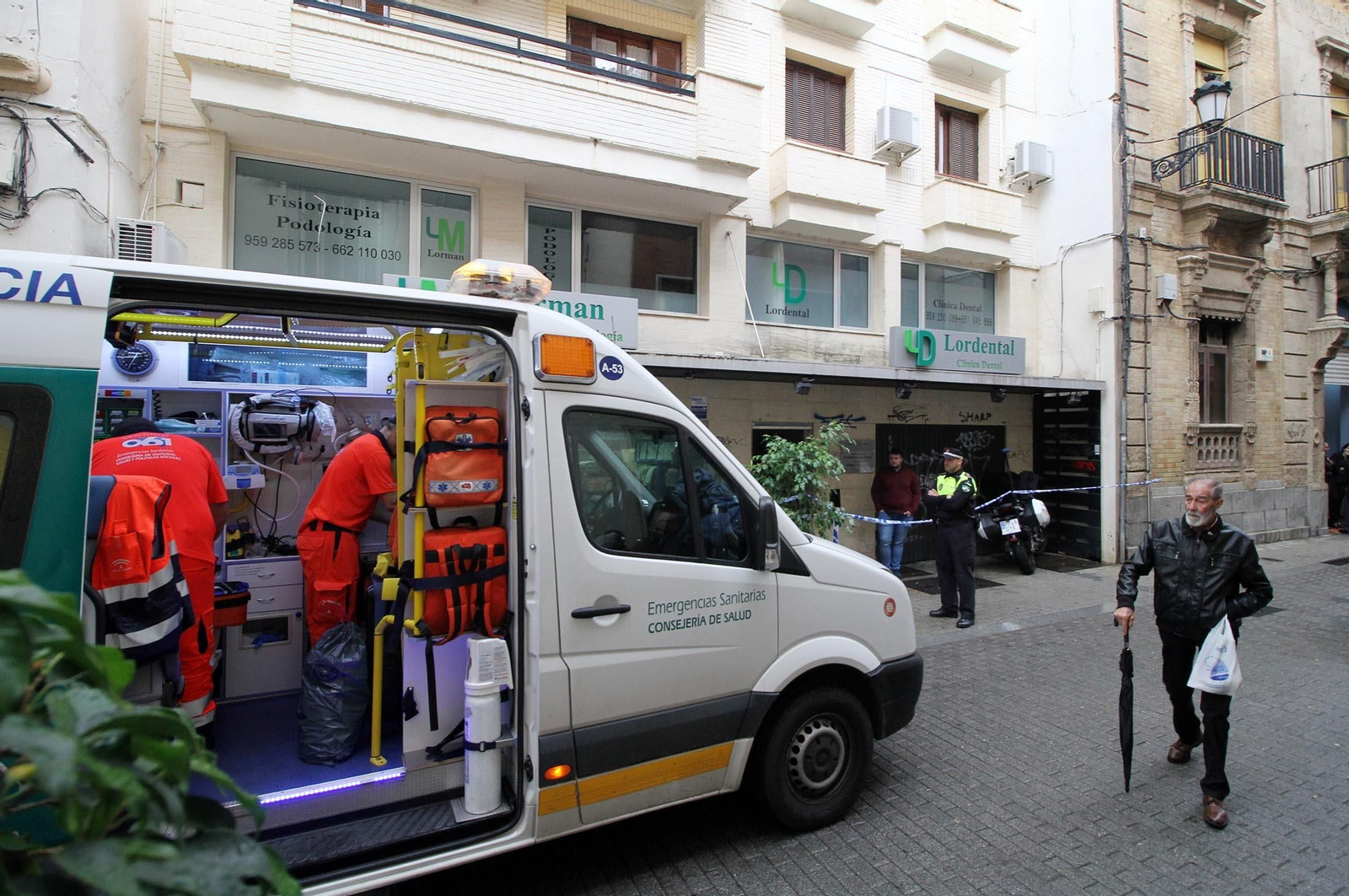 Actuación de los equipos de emergencia en un accidente laboral en la capital onubense.