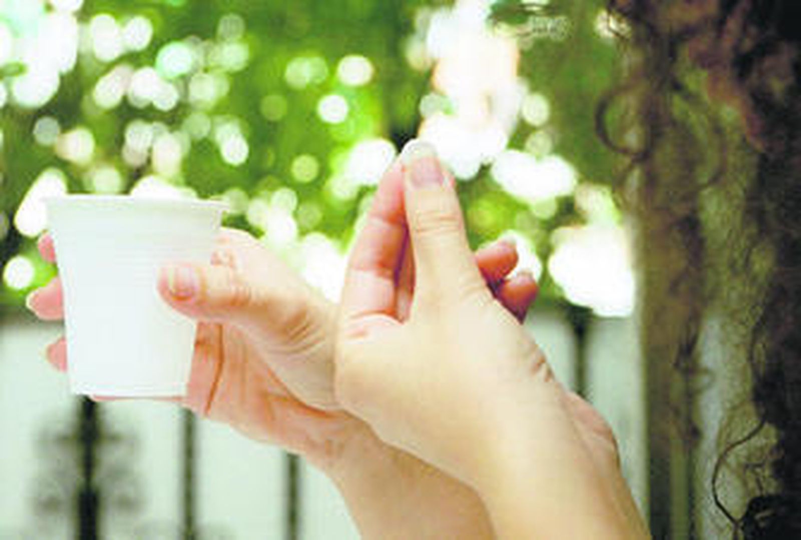 Una joven se dispone a consumir una píldora del día después.