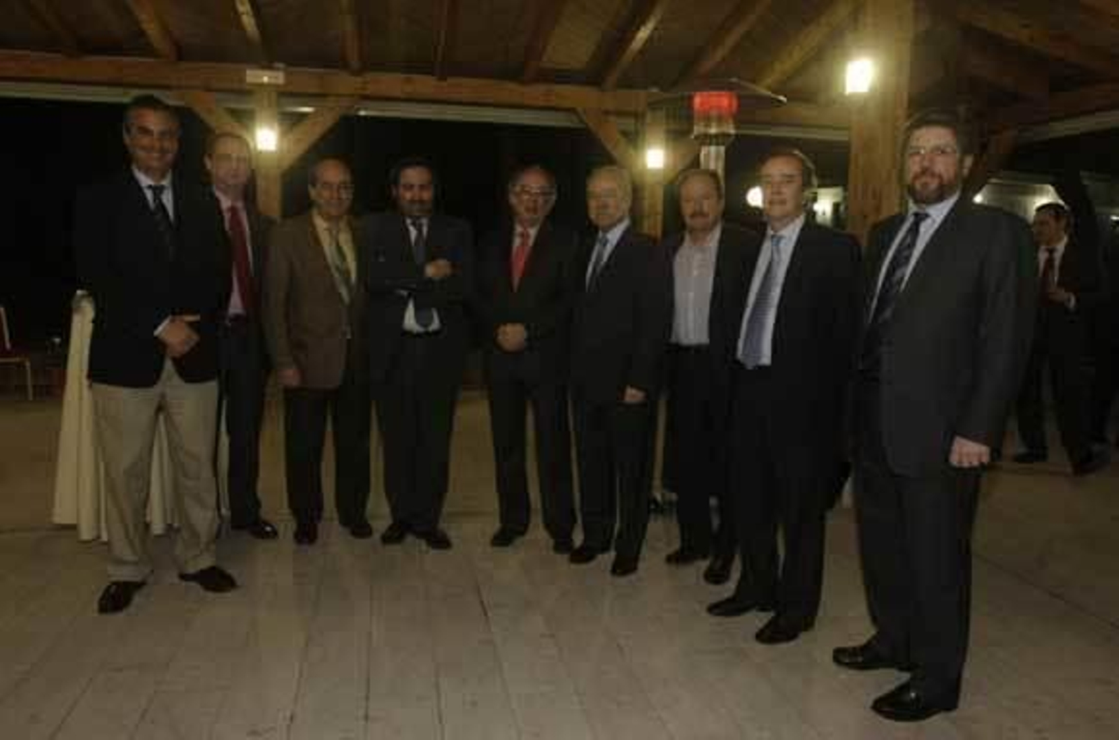 Juan Fernández de Mesa, gerente de Europa Sur; Jaime Mcpherson, delegado de Lloyd's en Cádiz; Rafael Barra, presidente del puerto de Cádiz; Alberto Grimaldi, director Europa Sur; Fernando González Laxe (Puertos del Estado); Manuel Morón, presidente APBA; Pedro de Frutos, capitán marítimo de Cádiz; Albino Pardo, director puerto de Cádiz y José Luis Hormaechea, director APBA.

Foto: Erasmo Fenoy