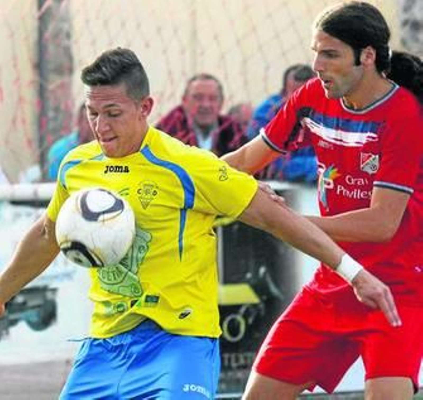 Raúl Heredia trata de controlar con Garciolo presionándole.