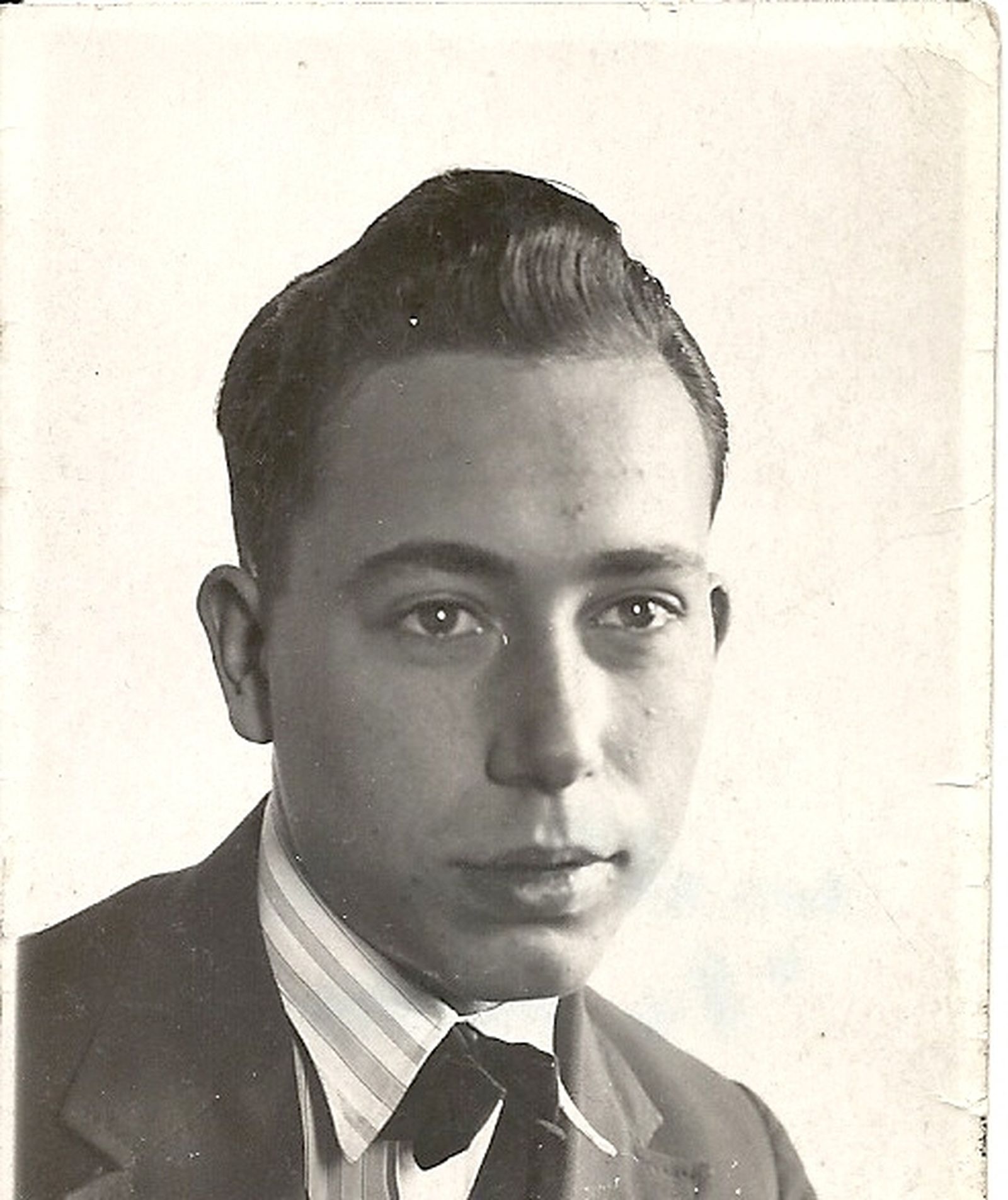 Un jovencísimo López Rubio con tupé a lo Larra_