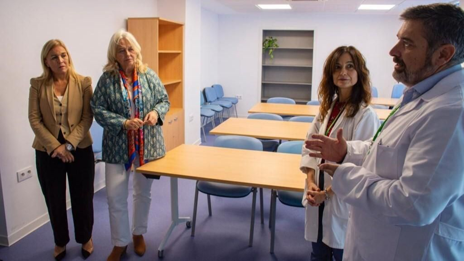 La delegada del Gobierno andaluz, Mercedes Colombo, y la delegada territorial de Salud, Eva Pajares, durante la visita que han realizado al hospital de San Carlos, en San Fernando, para conocer de primera mano la nueva unidad de neurorrehabilitación.