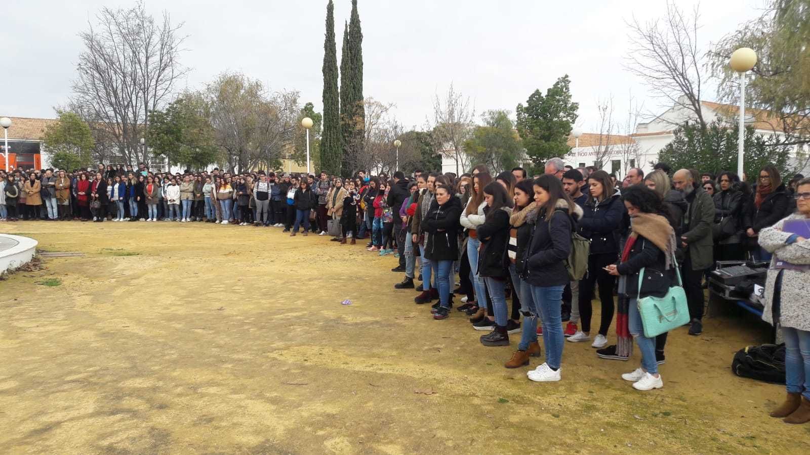 Minuto de silencio en el Campus del Carmen.