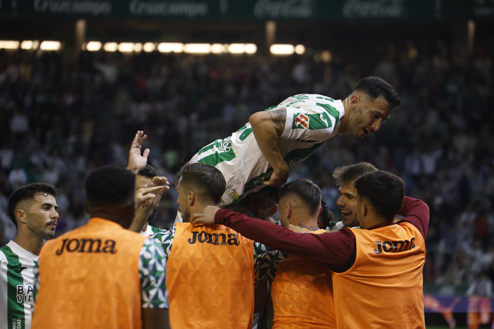 Albarrán celebra un gol con sus compañeros durante un partido del curso 24-25.