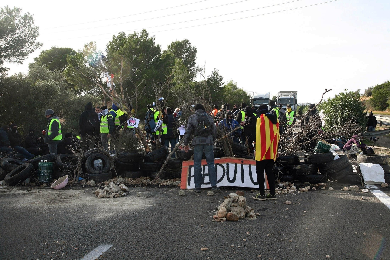 Corte de tráfico organizado por los Comités de Defensa de la República (CDR ) en la AP-7 a su paso por L'Ampolla (Tarragona) el pasado 8 de didiembre. Corte de tráfico organizado por los Comités de Defensa de la República (CDR ) en la AP-7 a su paso por L'Ampolla (Tarragona) el pasado 8 de didiembre.