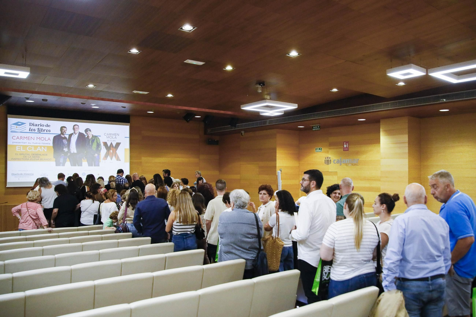 Carmen Mola presenta su libro "El clan" en la Casa de las mariposas de Almería, en imágenes