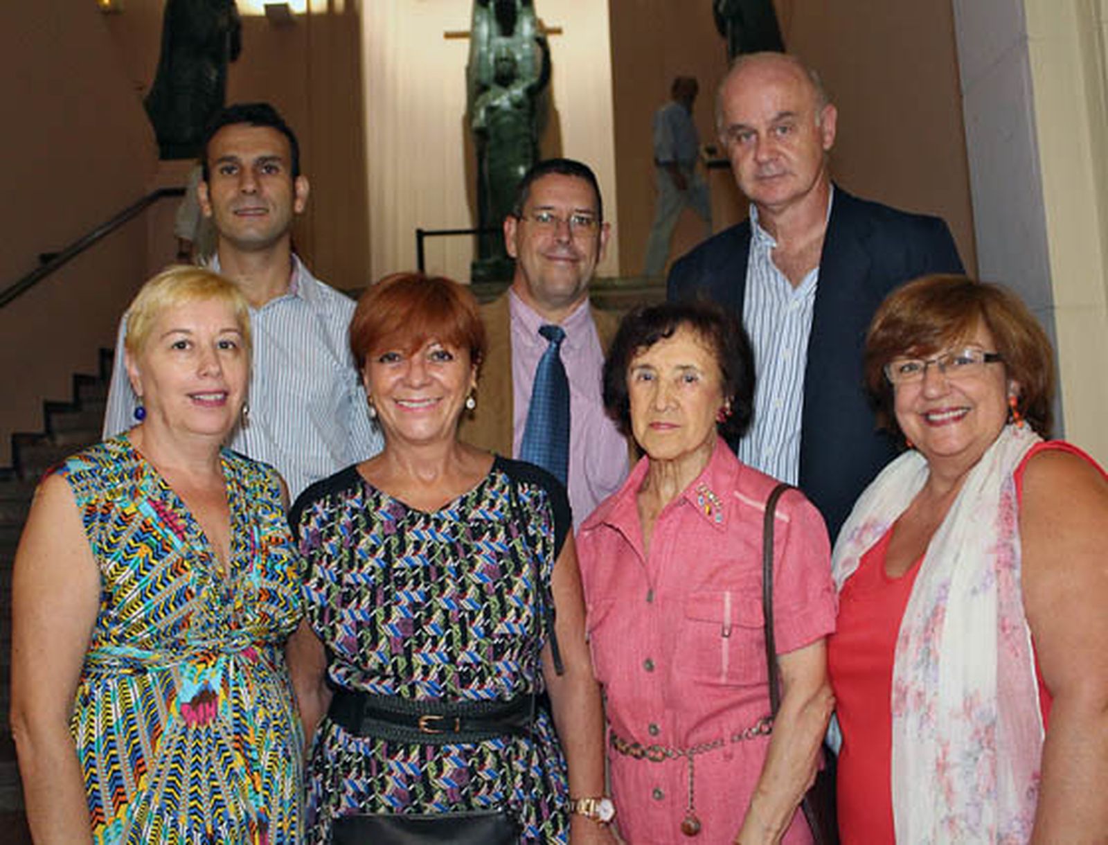 El equipo del Departamento de Cristalografía y Mineralogía de la Sección de Química de la Universidad de Sevilla: Antonio Romero, Adolfo Miras, Auxiliadora Vázquez (directora), Matilde Forteza, Socorro Vicente Mangas y la catedrática Isabel González, con Eduardo Mayoral (arriba derecha), catedrático de Paleontología de la Universidad de Huelva.  Foto: Victoria Ramírez