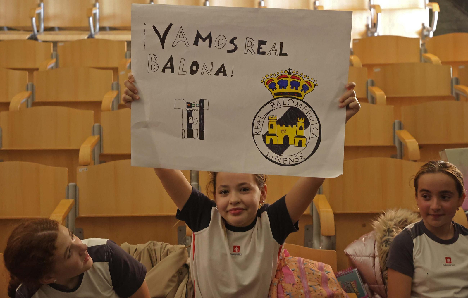 Las fotos de la visita de los jugadores de la Balona al colegio Salesianos de La Línea