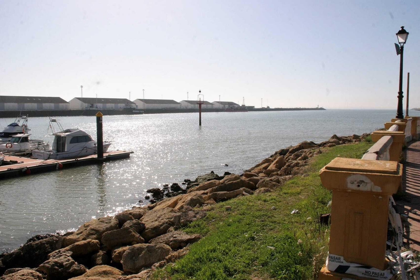 El muelle Exterior de El Puerto de Santa María, sin actividad mercantil alguna.