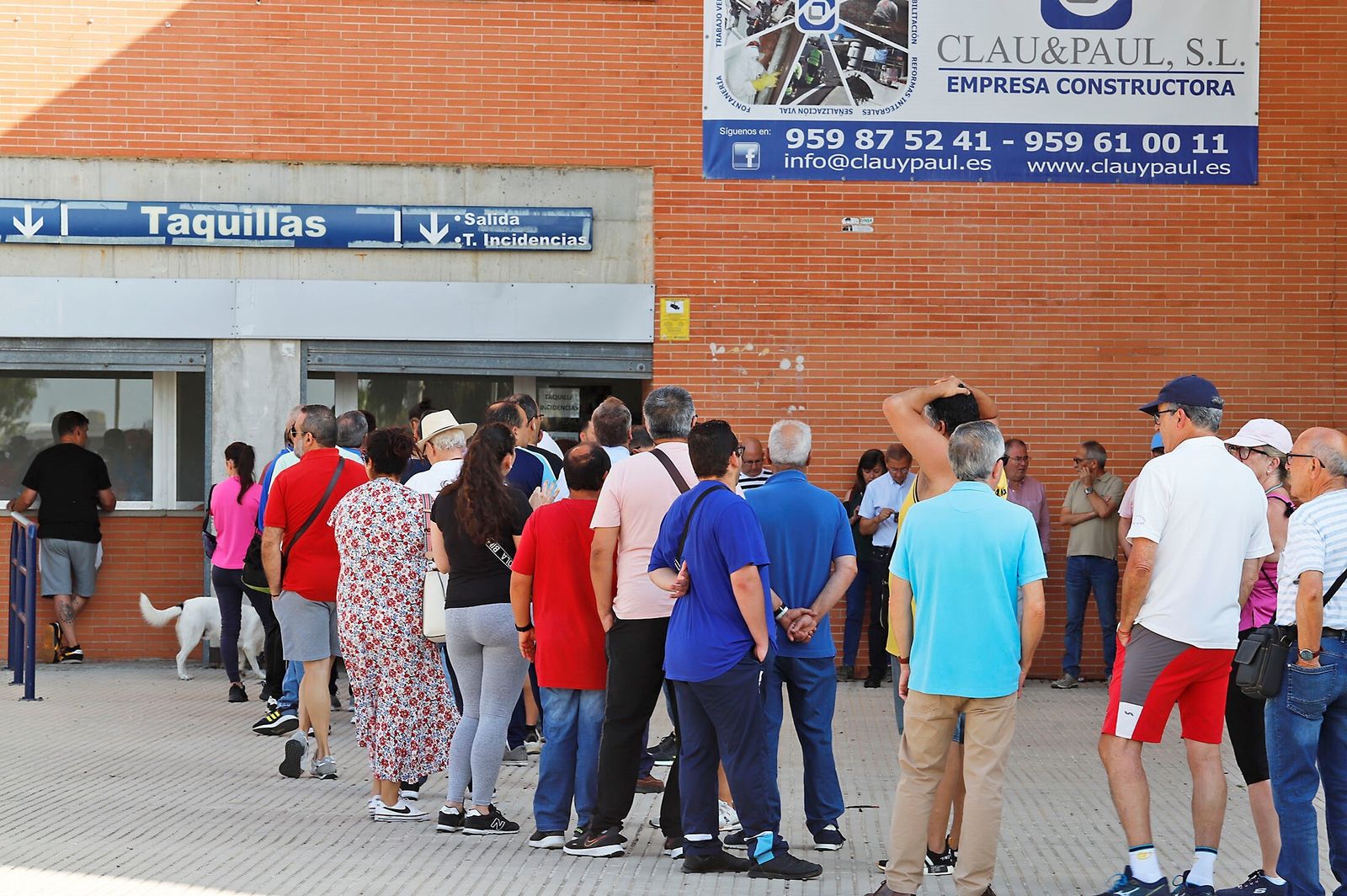 Aficionados en las taquillas del Nuevo Colombino.
