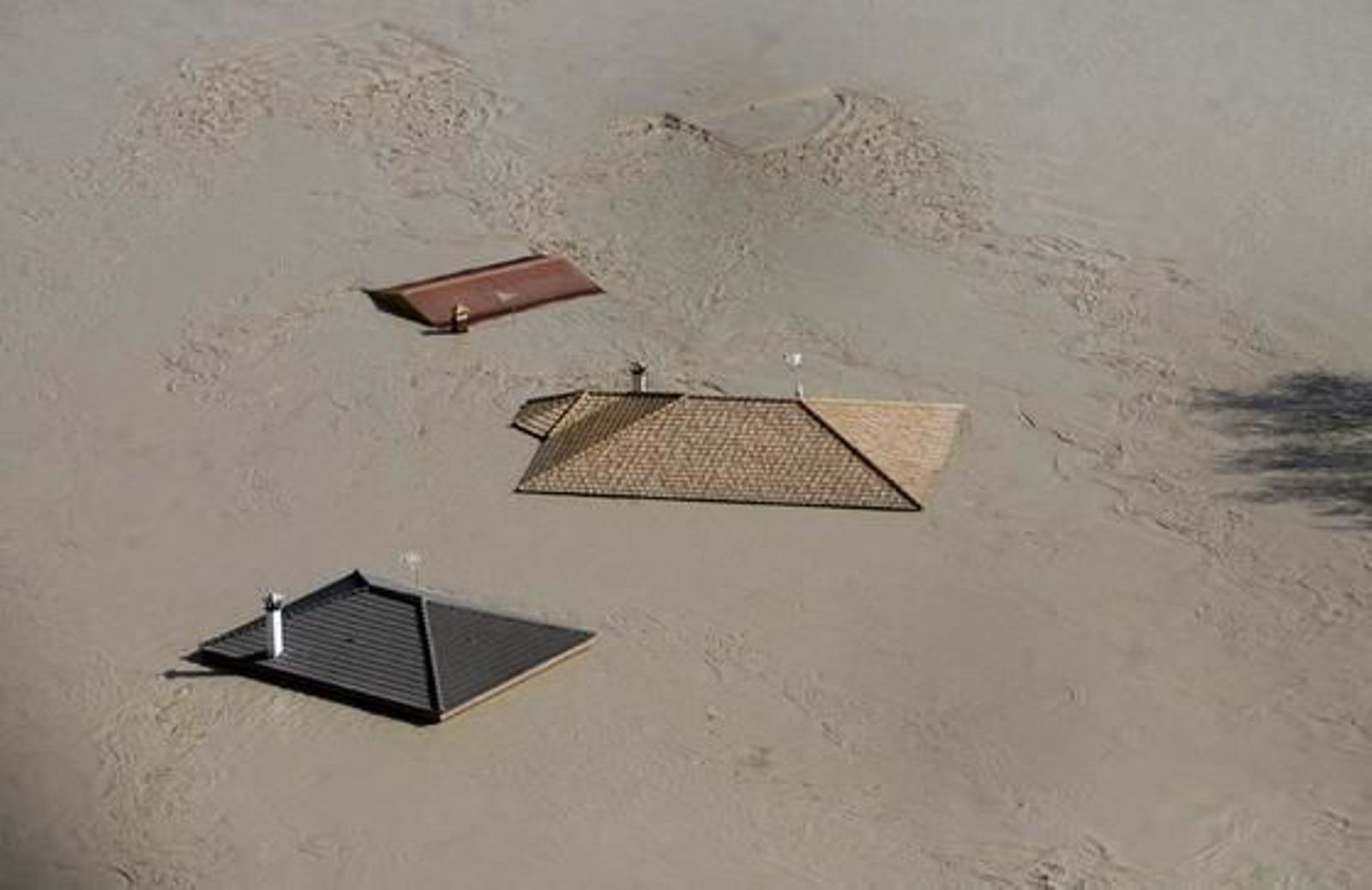 Vista aérea del cauce del río Guadalquivir desbordado a su paso por la zona del aeropuerto, la urbanización Altea y Córdoba. / José Martínez