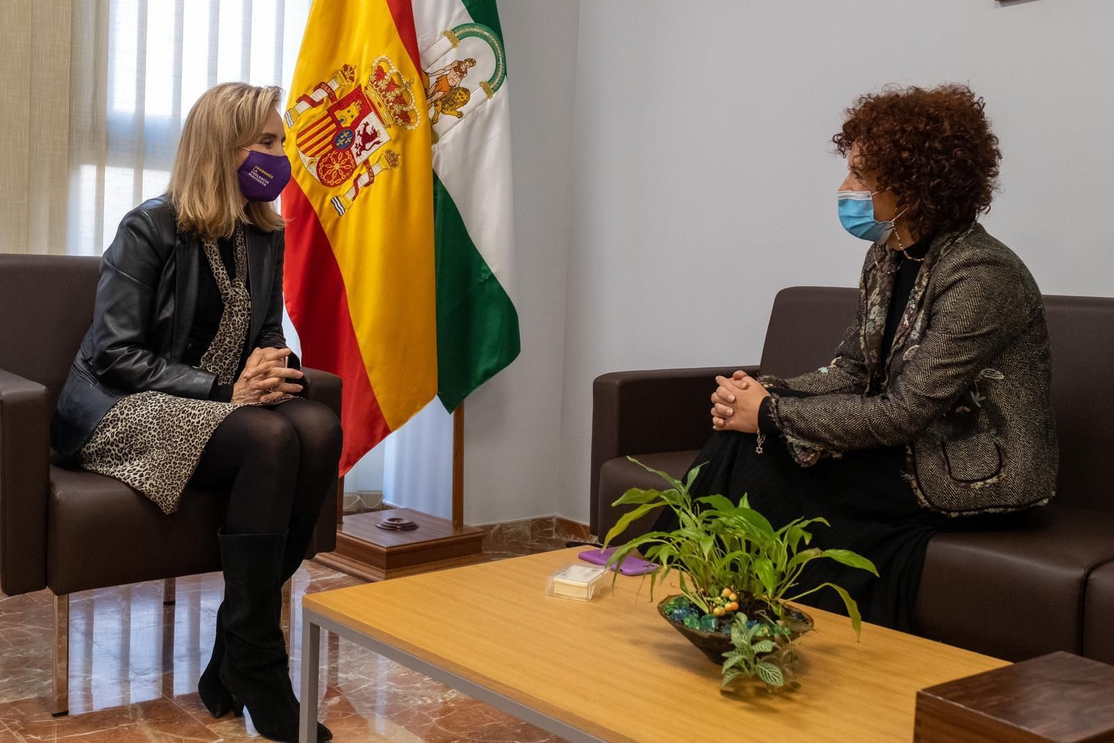 María Eugenia Limón, presidenta de la Diputación, realiza una visita institucional a la Subdelegada del Gobierno en Huelva, Manuela Parralo