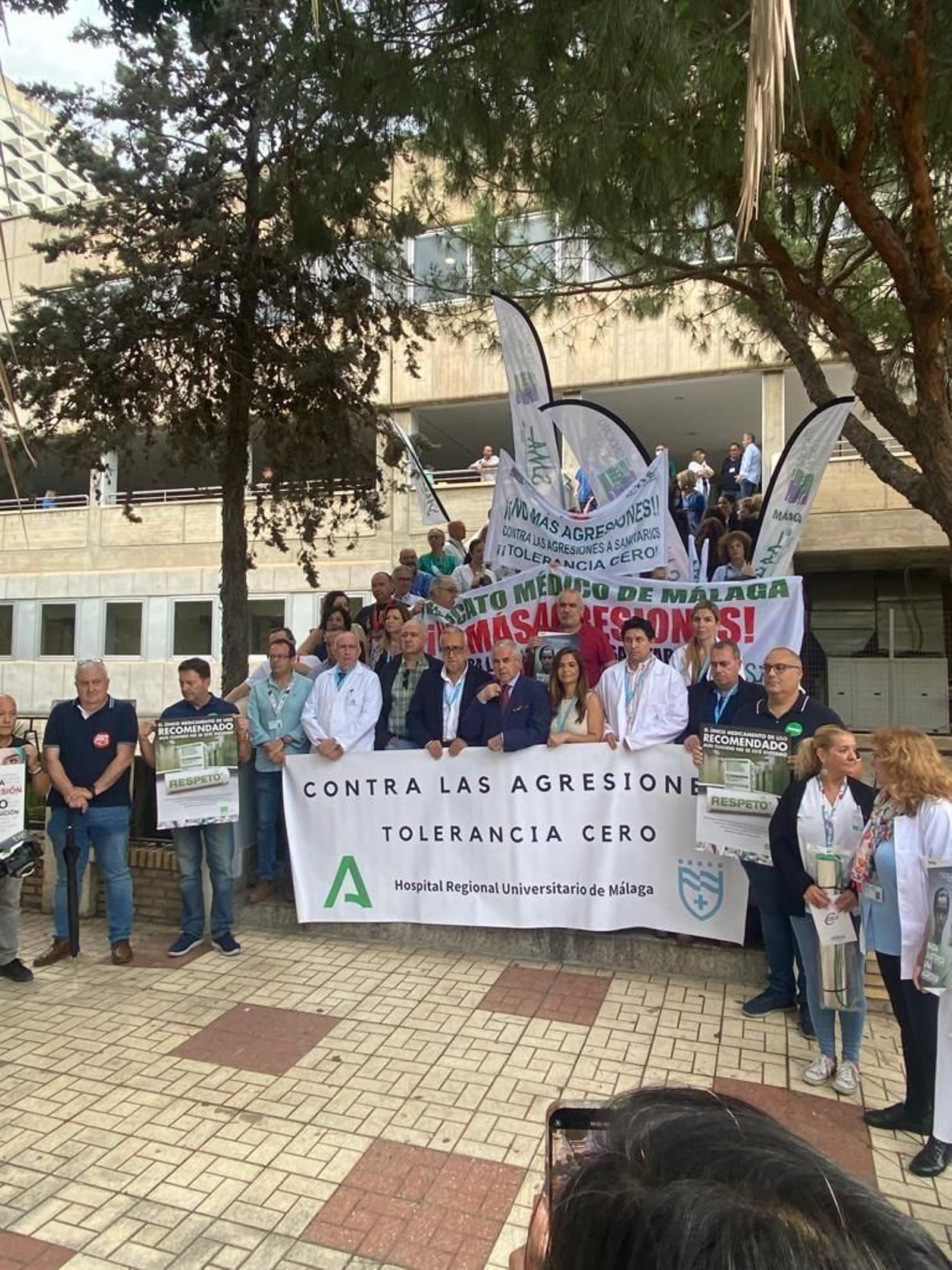 Concentración en el Hospital Materno de Málaga, este jueves.