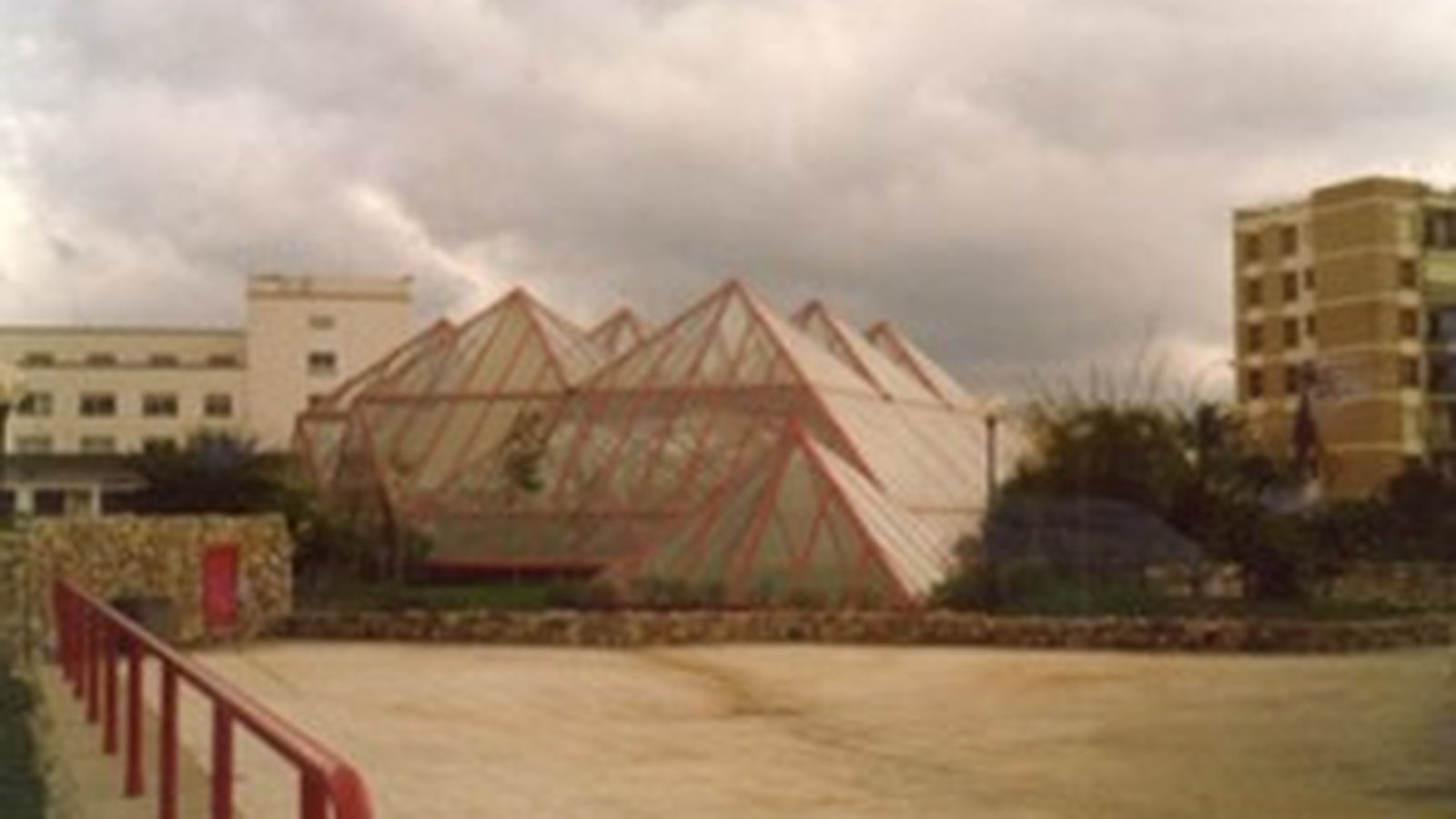 Vista parcial de la Plaza de Andalucía, con parte del complejo multifuncional levantado en el solar de la antigua plaza de toros La perseverancia.