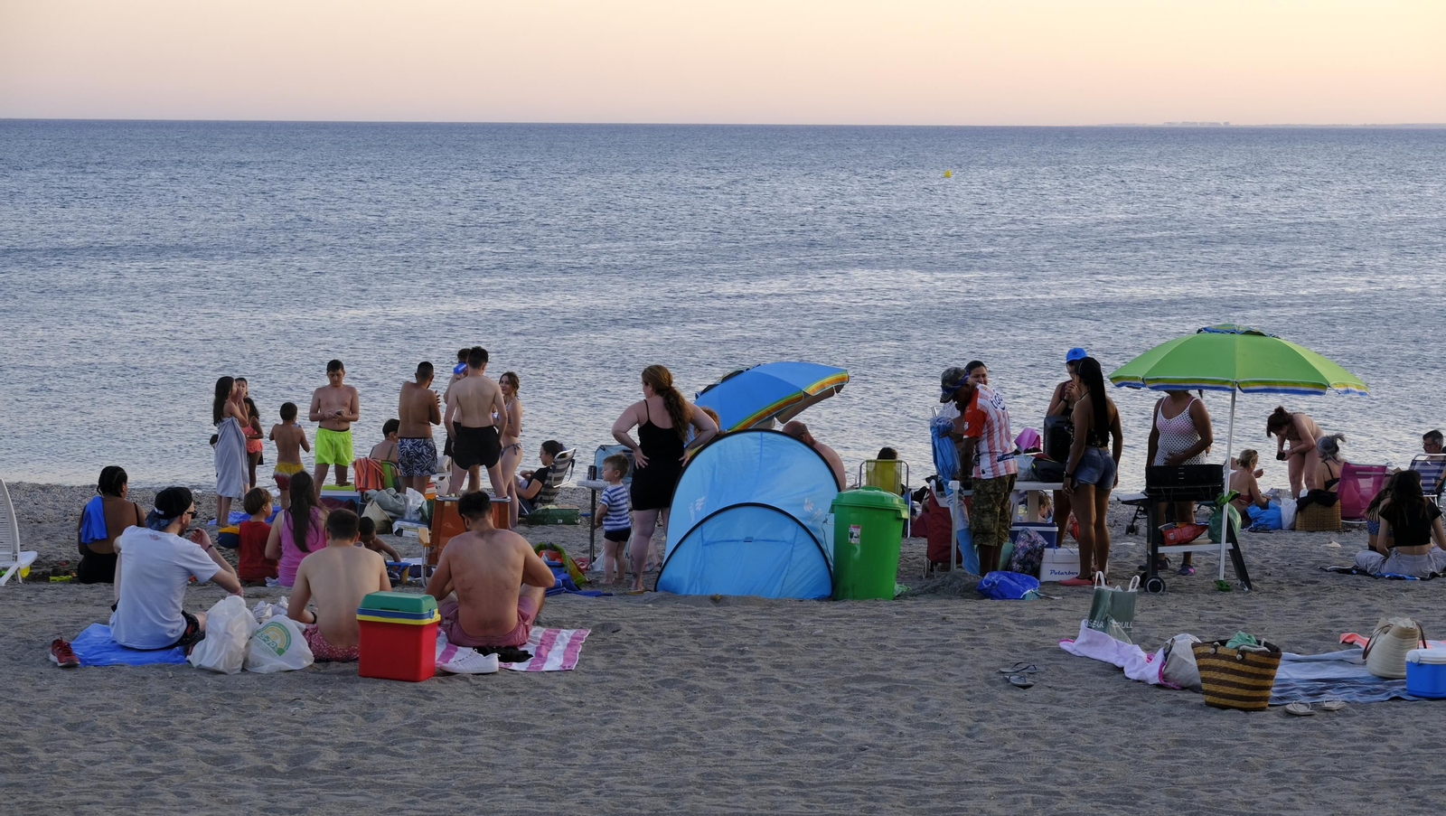Imágenes de las hogueras de la Noche de San Juan en Almería capital