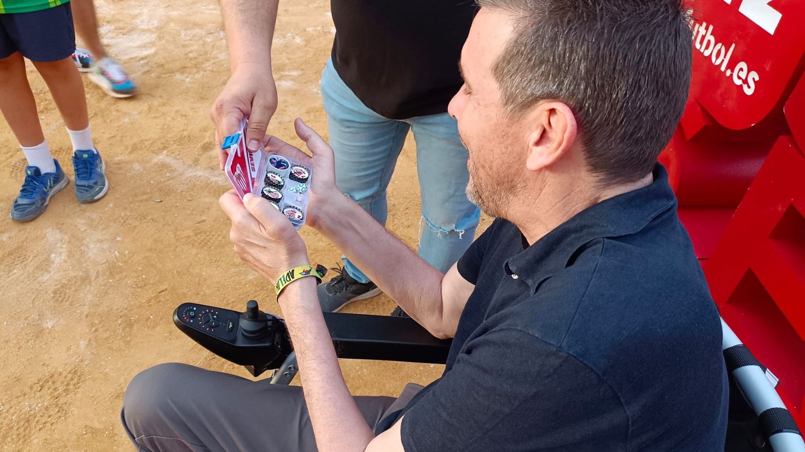 Unzué atiende a un aficionado durante el campeonato de chapas en el Prado de San Sebastián.