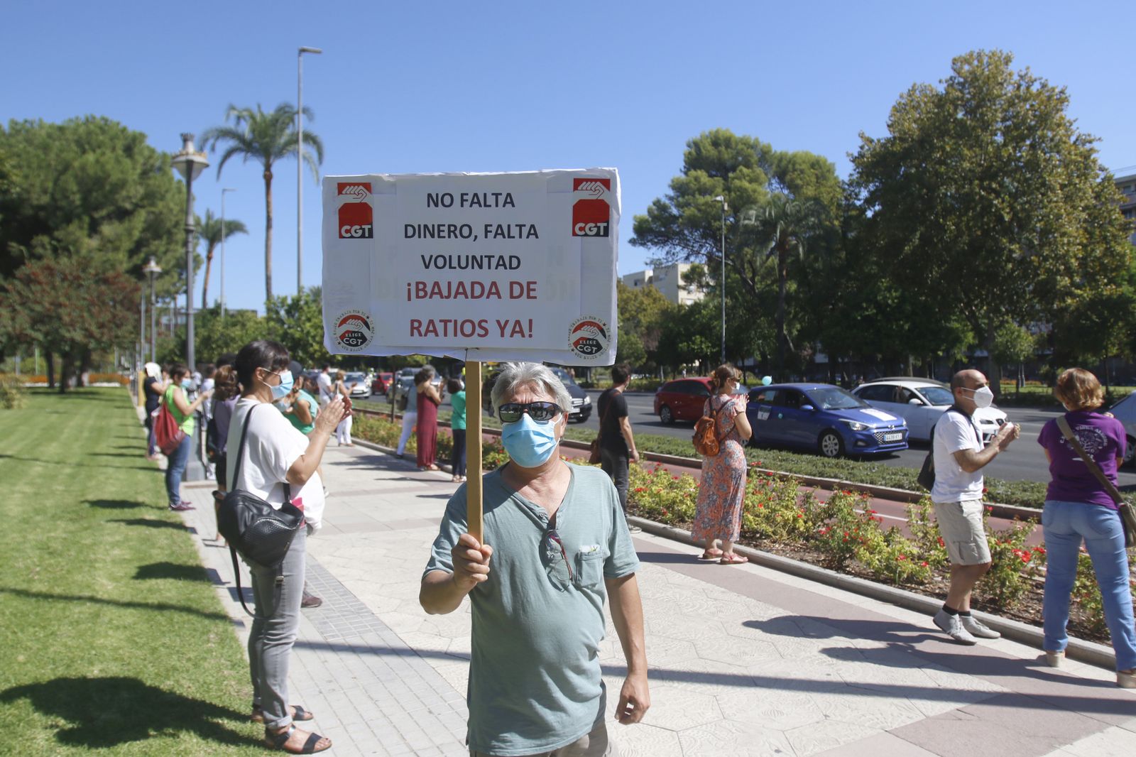 La caravana por una vuelta al cole segura en Córdoba, en fotos