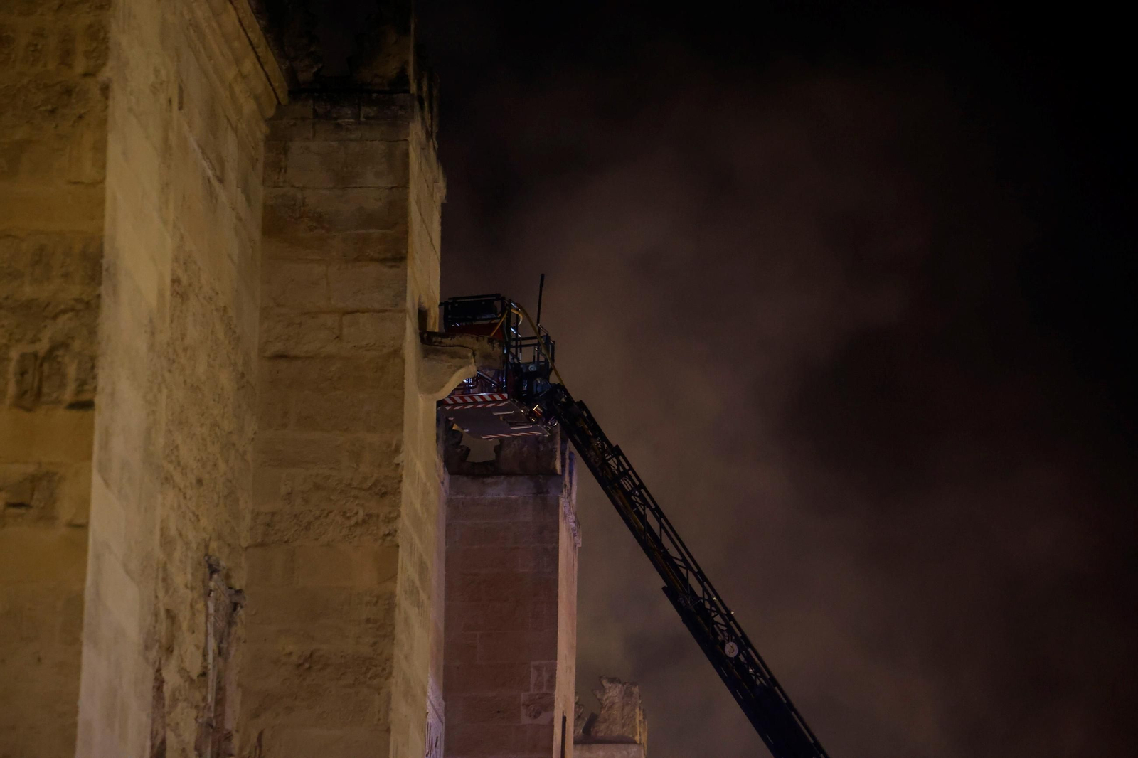 Las fotos del incendio en la Mezquita-Catedral de Córdoba