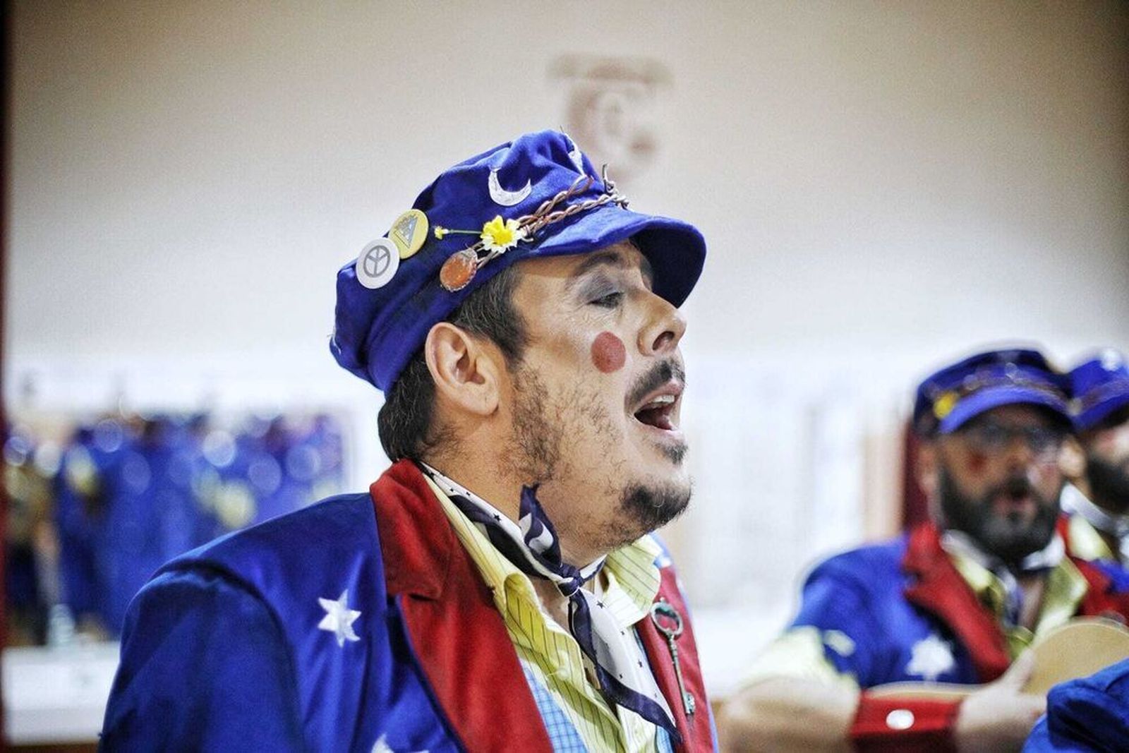 Falete Pastrana, autor de 'Los emigrantes', cantando en camerinos.