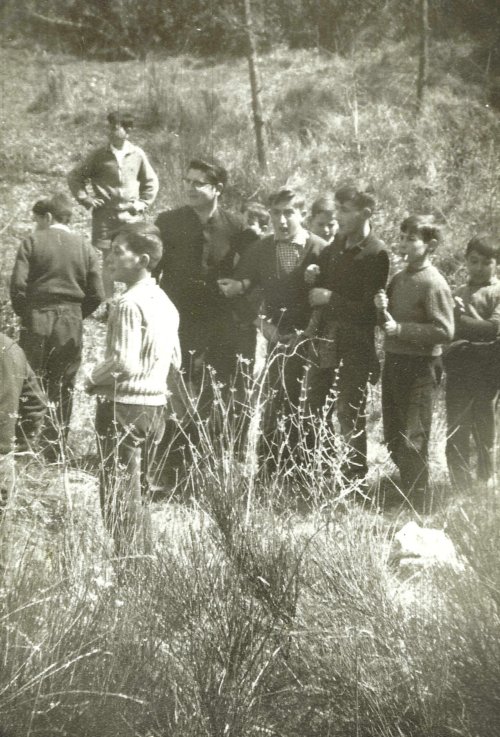 Don Luis de Lezama con algunos jóvenes de Chinchón durante una excursión al campo.jpg