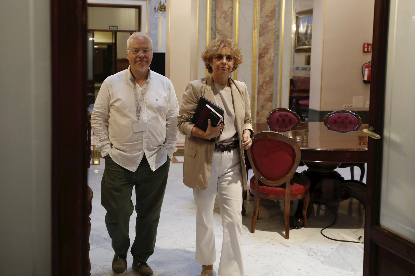 La diputada Gloria Elizo, hace unos días en los pasillos del Congreso con su jefe de Gabinete, y exjefe en el Ayuntamiento de Cádiz, José Vicente Barcia.
