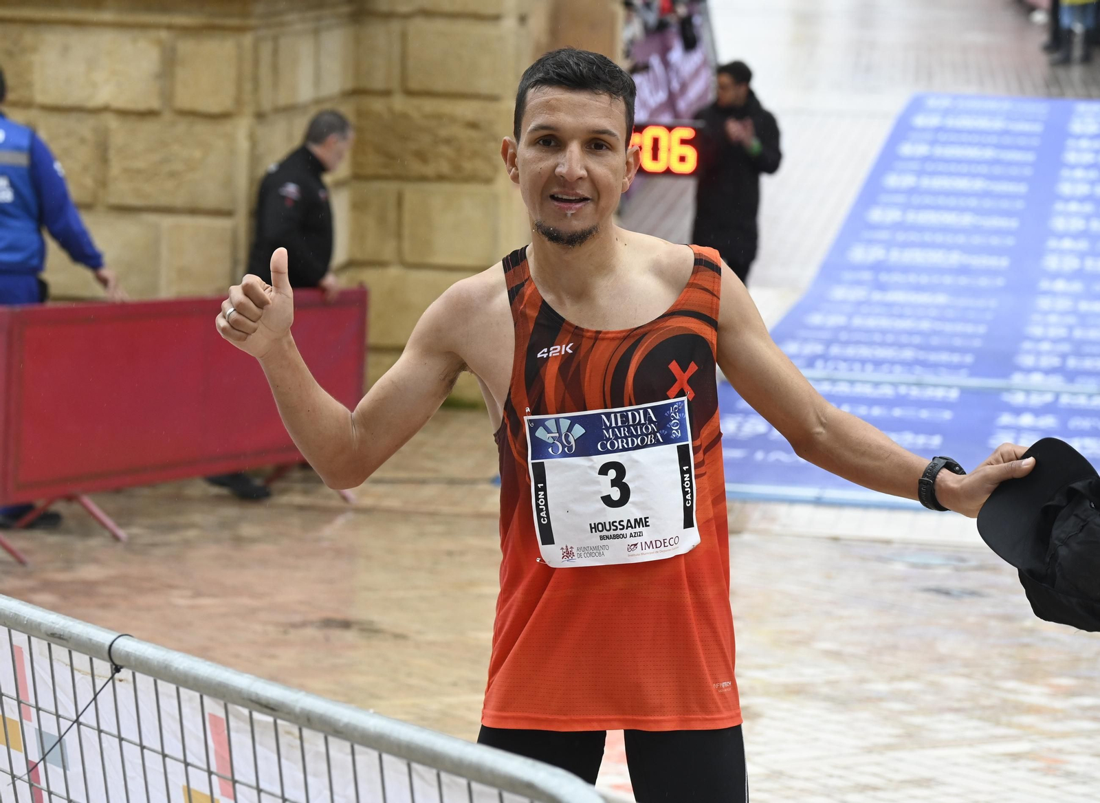 Emoción en la Puerta del Puente: las fotos de la línea de meta en la Media Maratón de Córdoba 2025