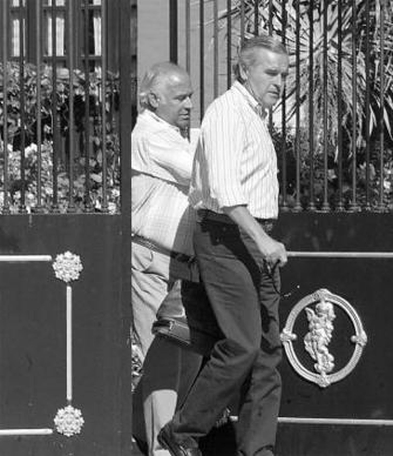 José Manuel Ávila Tirado no puede disimular su satisfacción antes de atender a los periodistas y después de comprobar el buen estado de salud de su hermano Rafael.