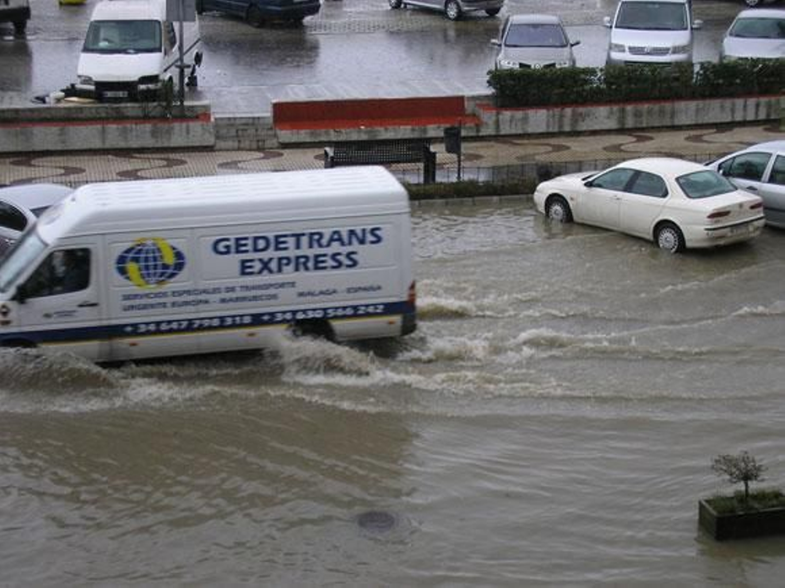 El paseo marítimo también se ha visto afectado por la lluvia.

Foto: Europa Sur