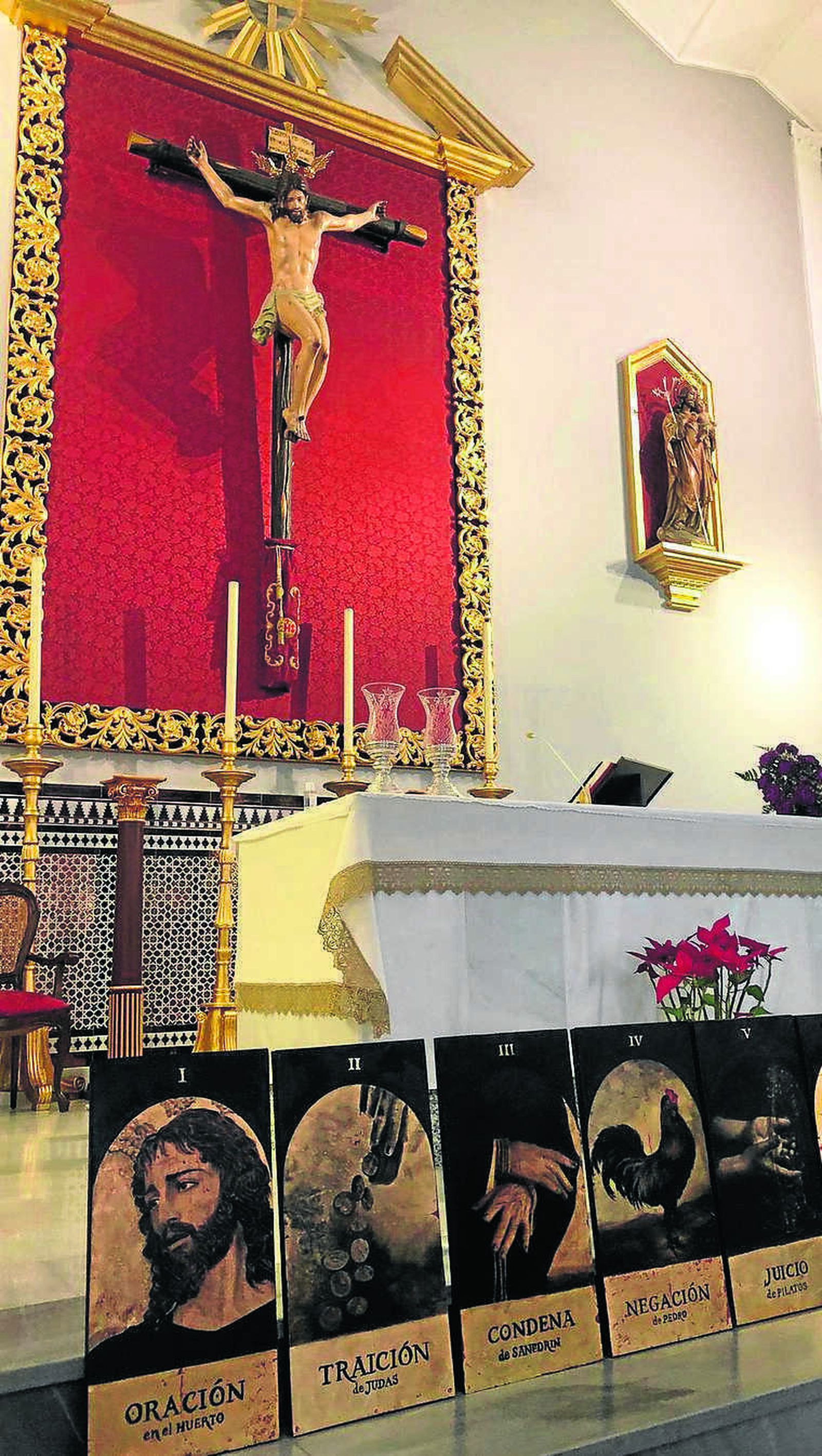 Algunas ilustraciones del vía crucis junto al Crucificado de San José.