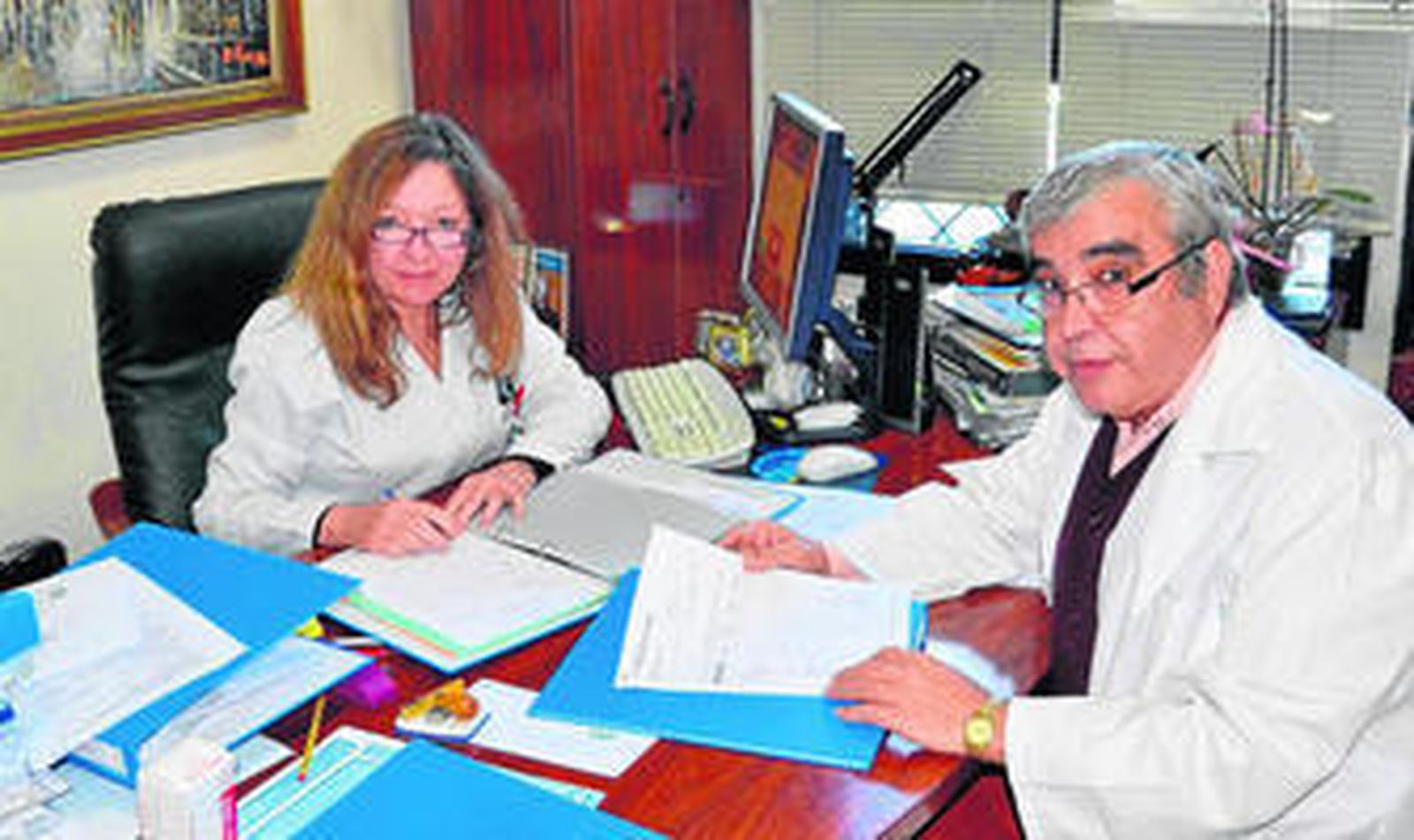 La directora del centro Crecer, Rosario Domínguez, y el director científico, José León Carrión.