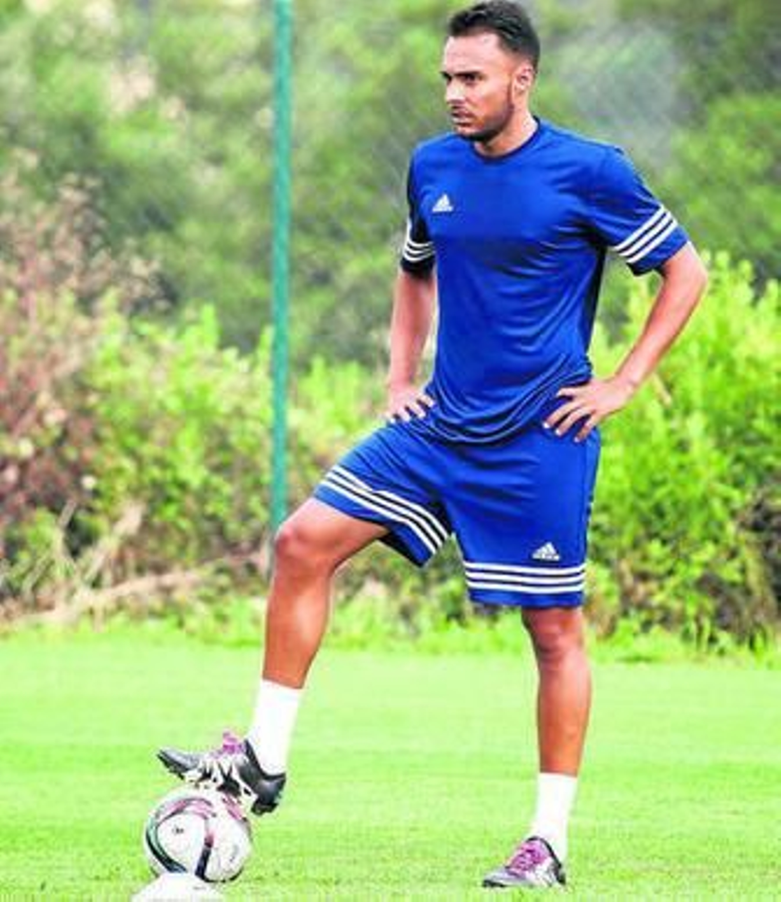 Aitor Brioso pisa un balón, ayer en San Roque Club.