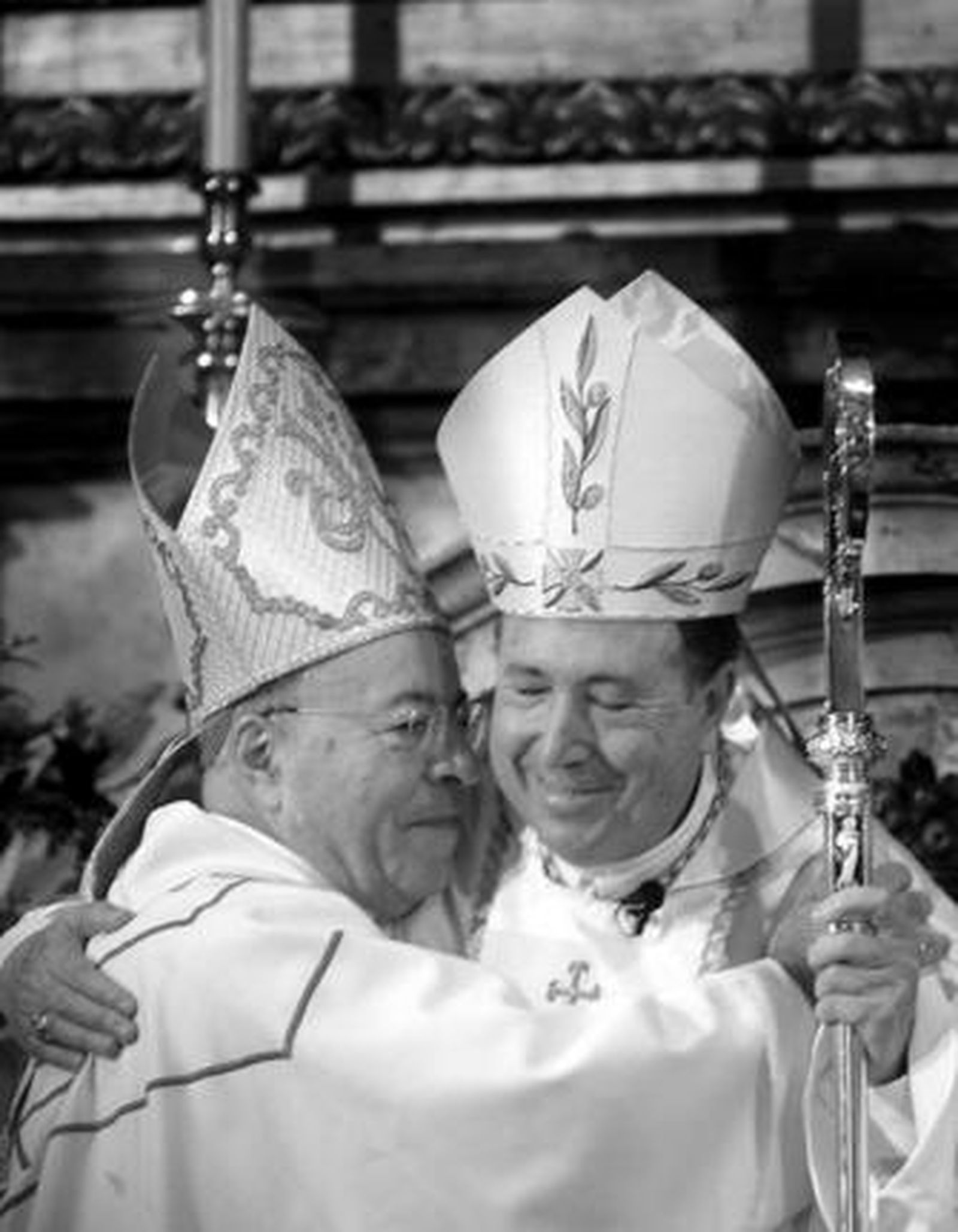 Abrazo entre el nuncio y Del Río justo después de que el primero le entregara el báculo y la Cátedra.