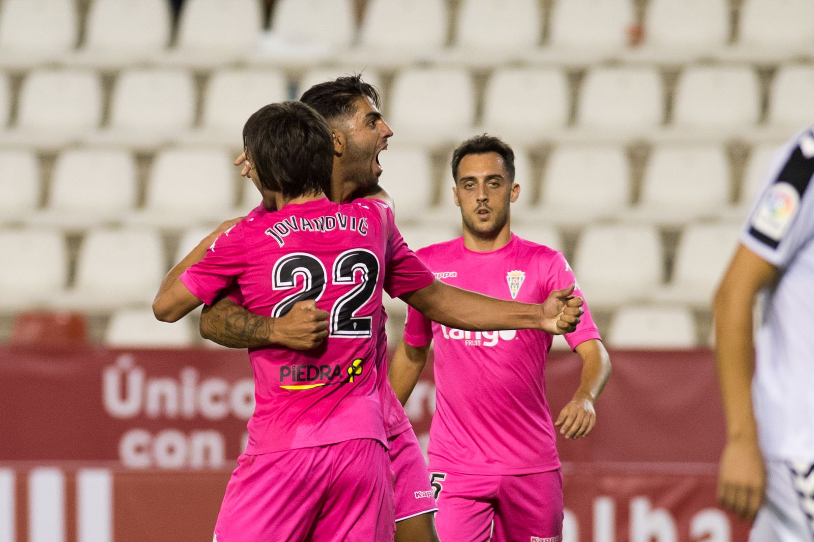 Jona y Jovanovic celebran el tercer gol del CCF en Albacete.