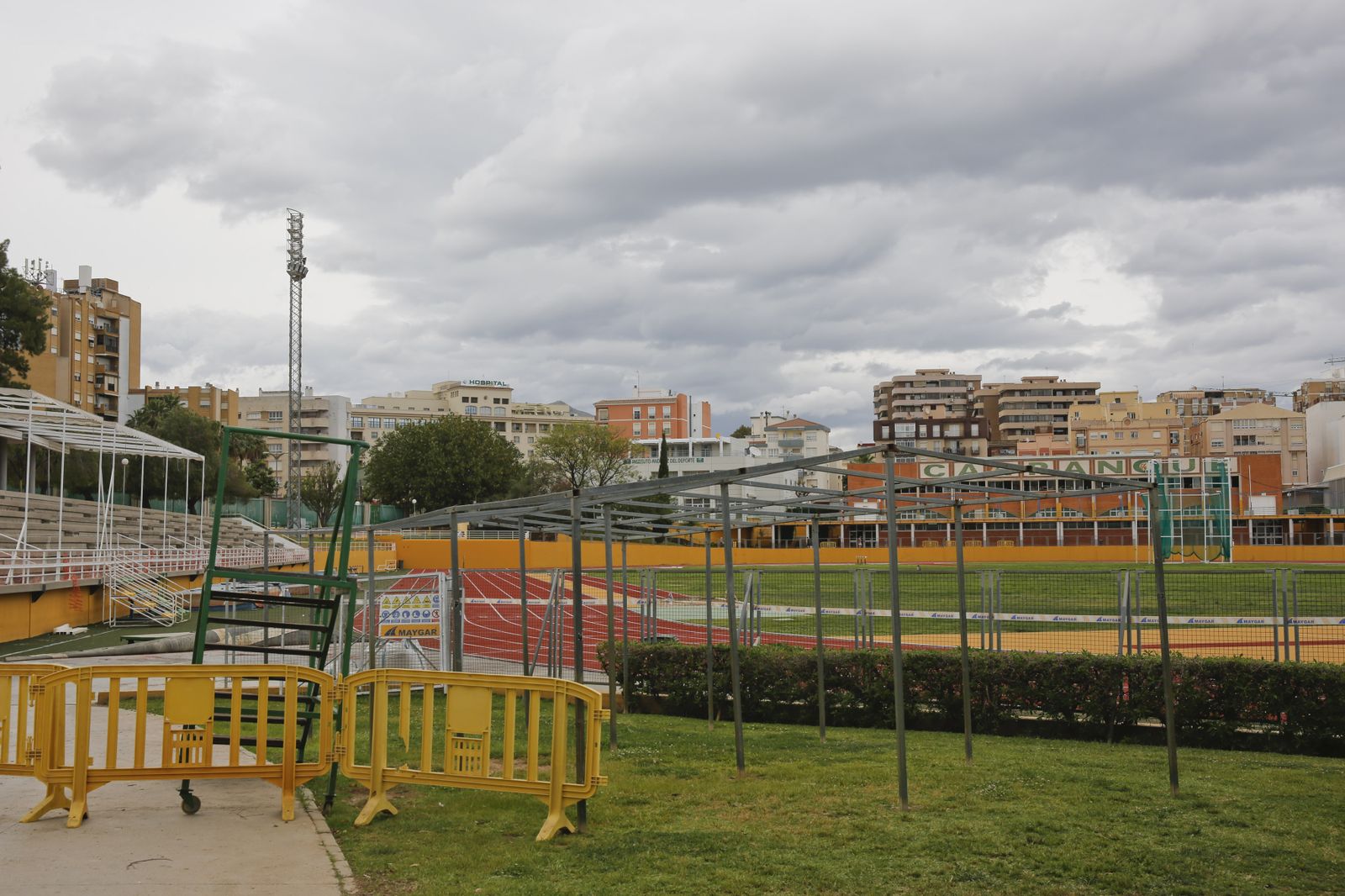 Imagen de la pista de atletismo de Carranque cerrada.