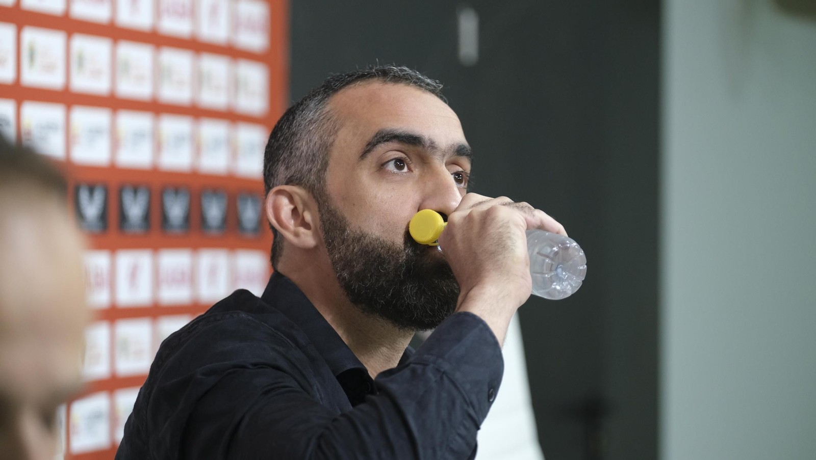 Mohamed El Assy, CEO de la U.D. Almería, en rueda de prensa, en imágenes