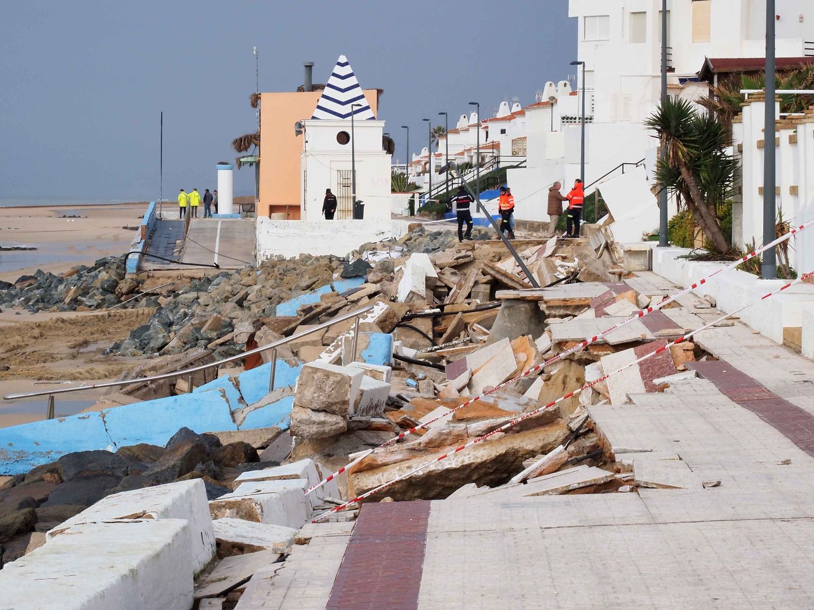 Las fotos de los destrozos del temporal en el paseo marítimo de Matalascañas