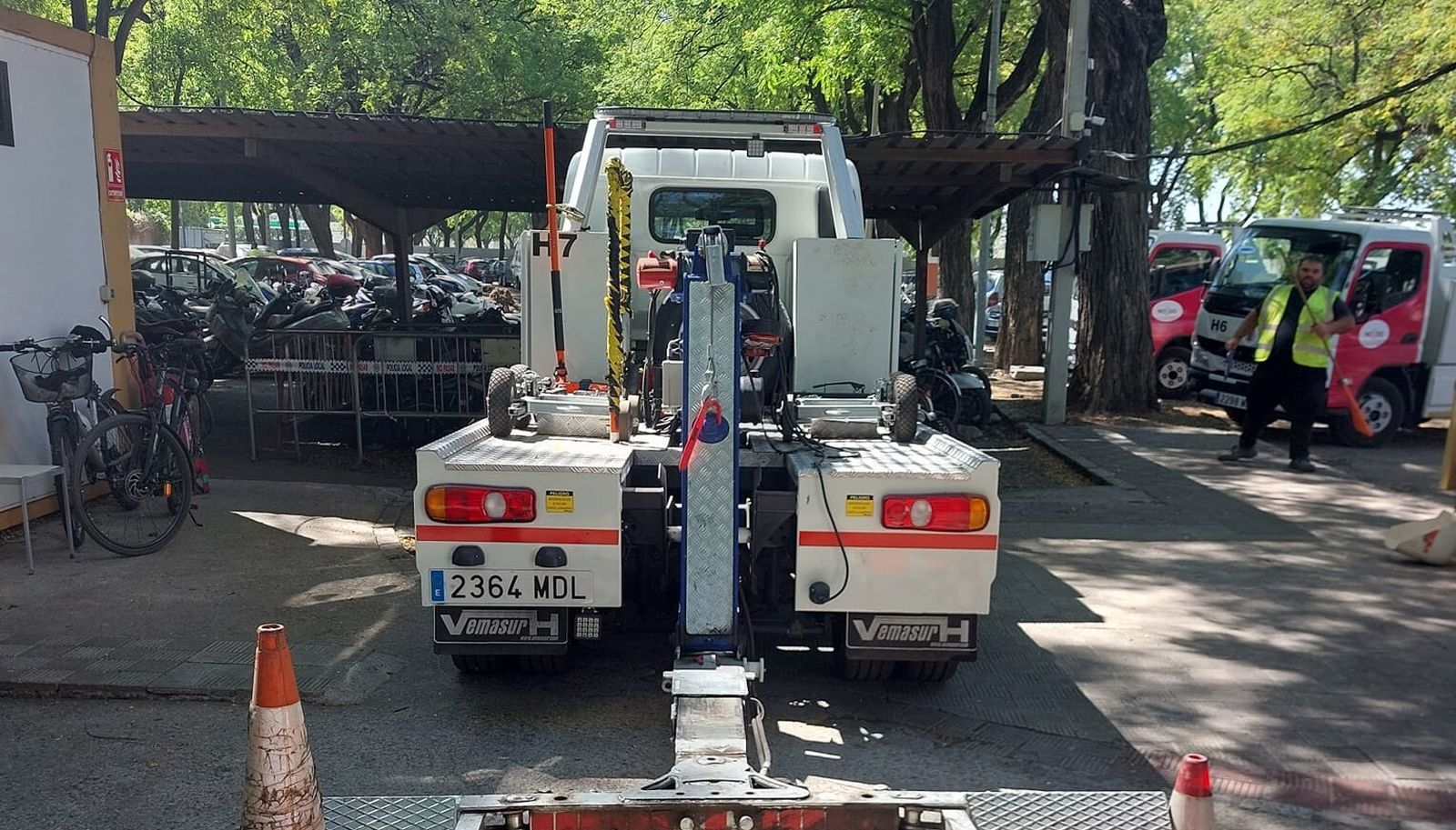 Un vehículo de la grúa municipal de Sevilla.