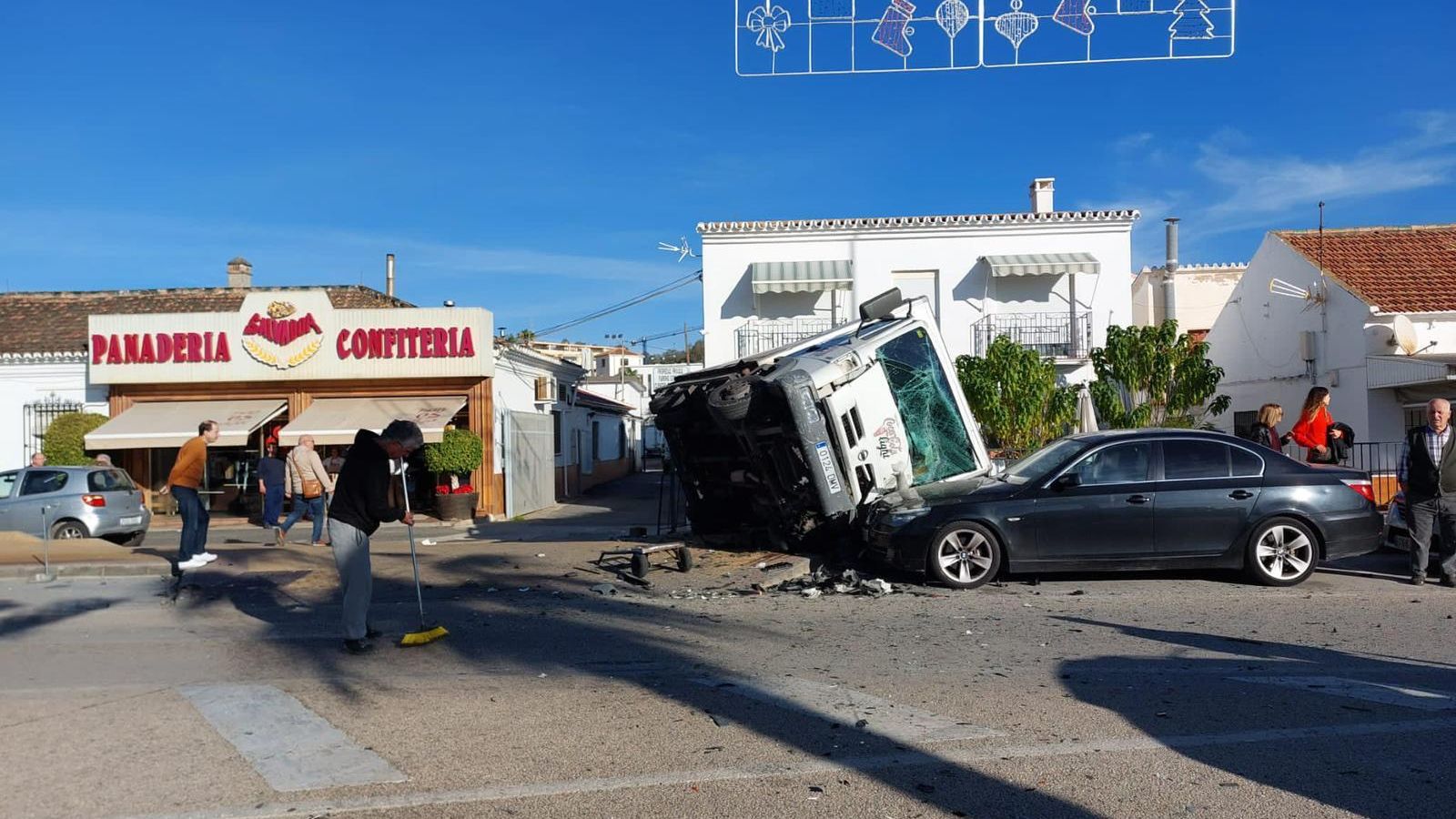 El camión de bebidas semivolcado tras la colisión El camión de bebidas semivolcado tras la colisión