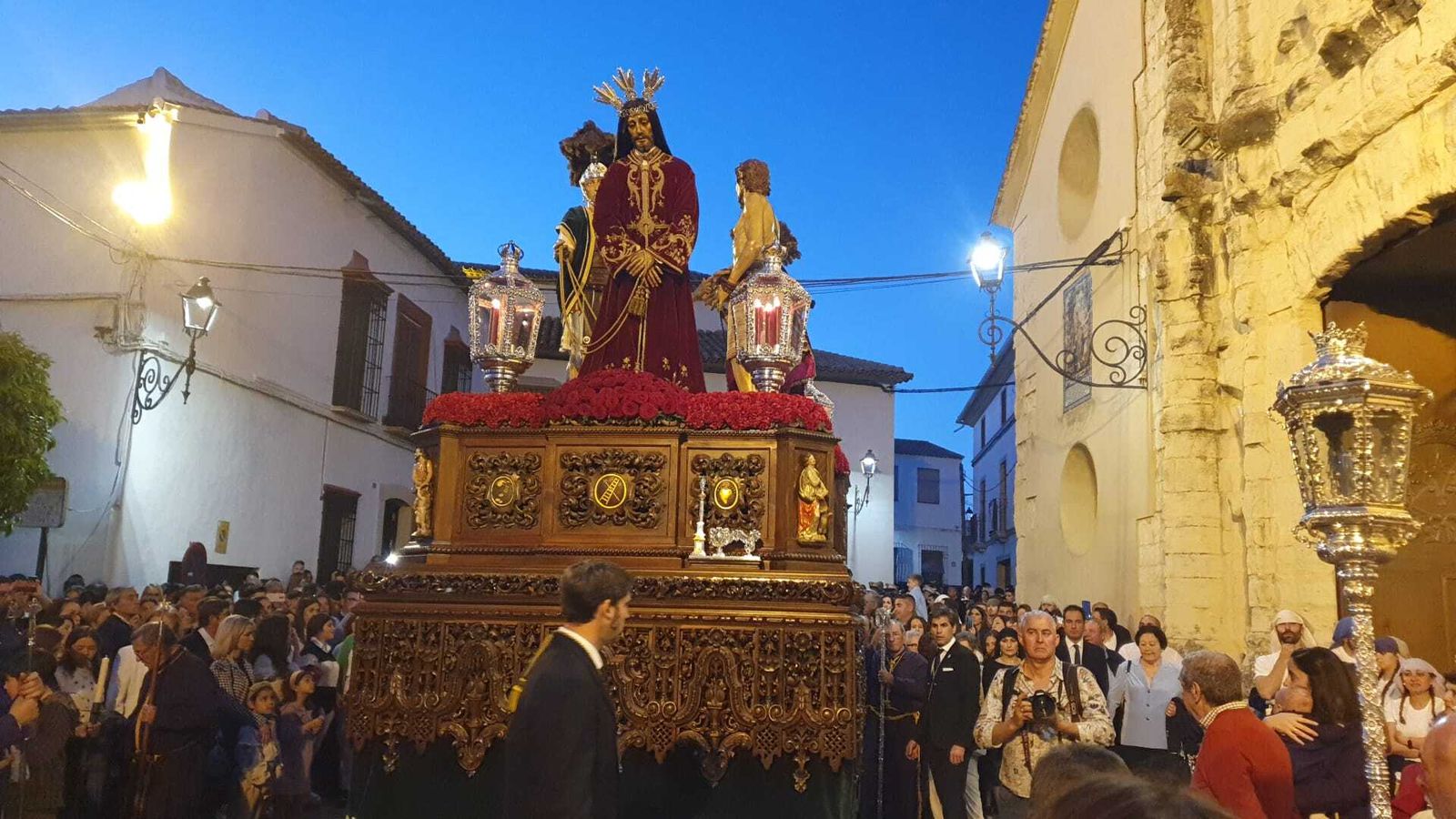Jueves Santo en Castro del Río: La procesión de la Santa Vera Cruz, en imágenes