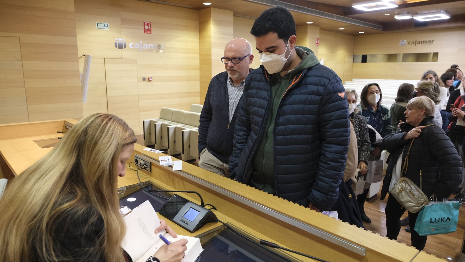 Imágenes del Diario de los Libros con la escritora ganadora del Premio Planeta 2022, Luz Gabás