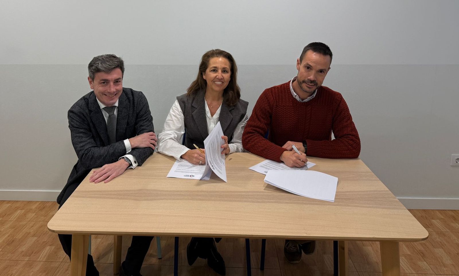 Momento de firma del acuerdo entre las dos entidades.