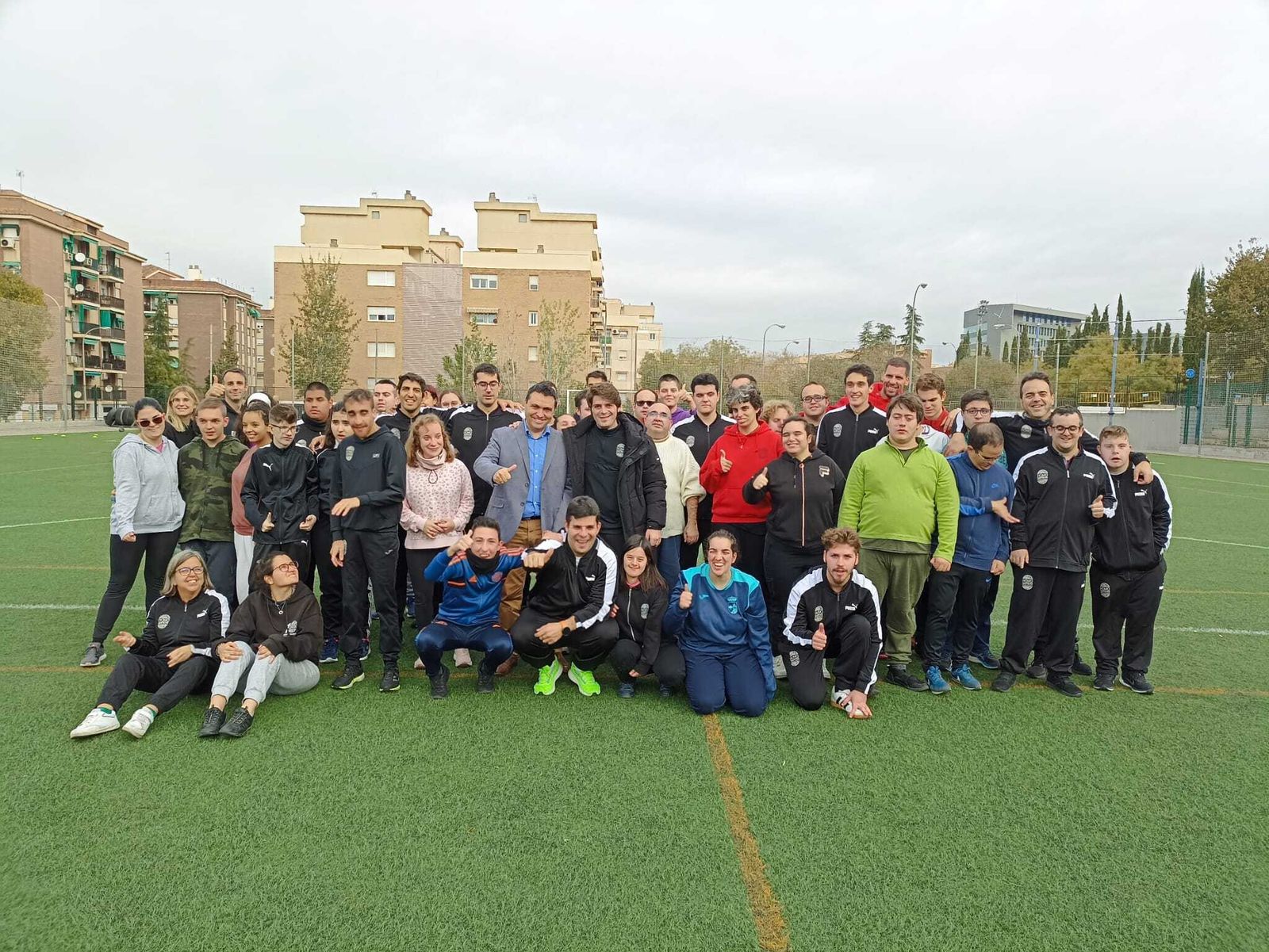 Integrantes de la asociación junto al concejal de deportes.