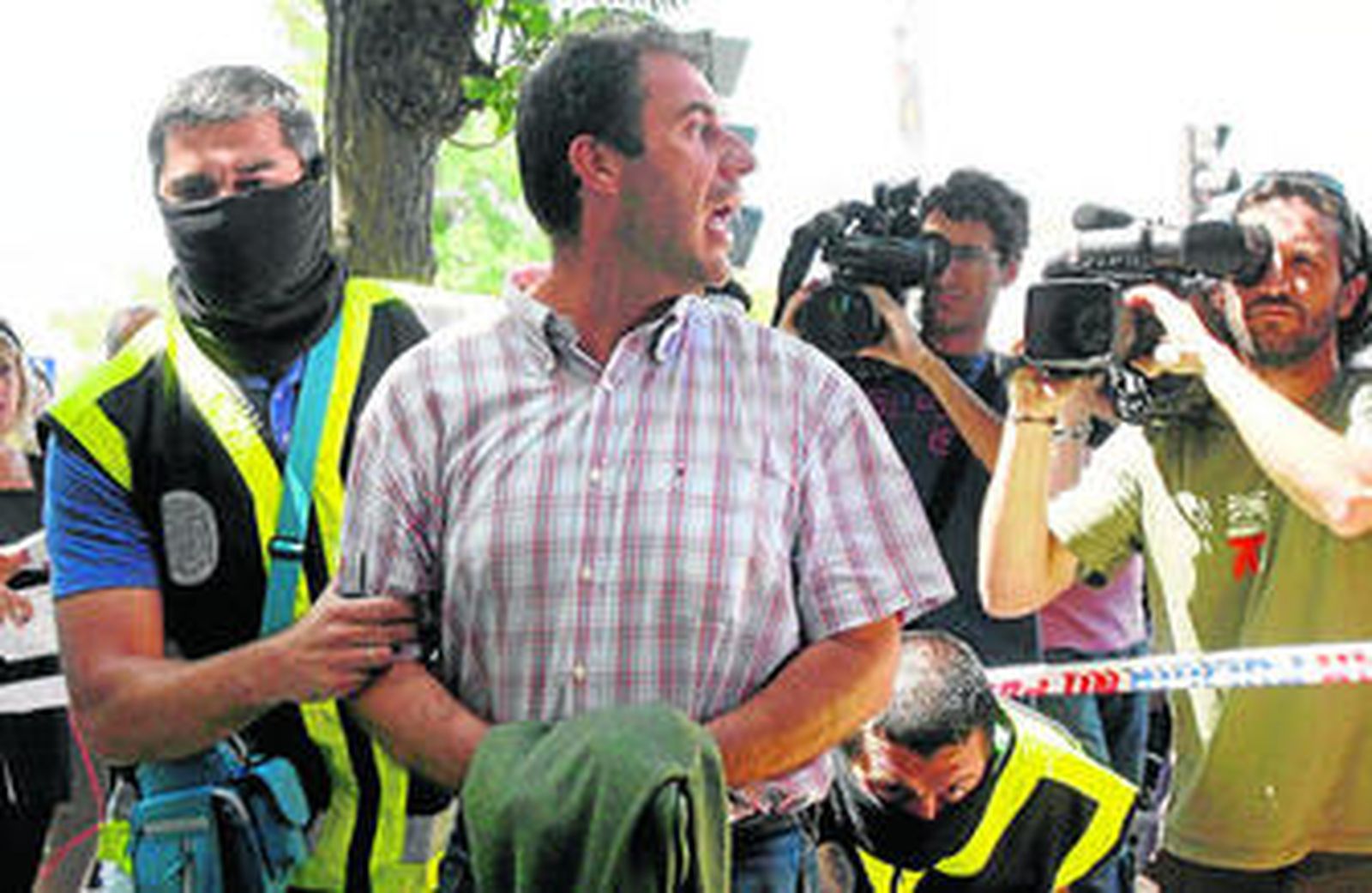 El exgerente de Urbanismo de Estepona, Pedro López, en junio de 2008, detenido por la Policía en el caso Astapa.