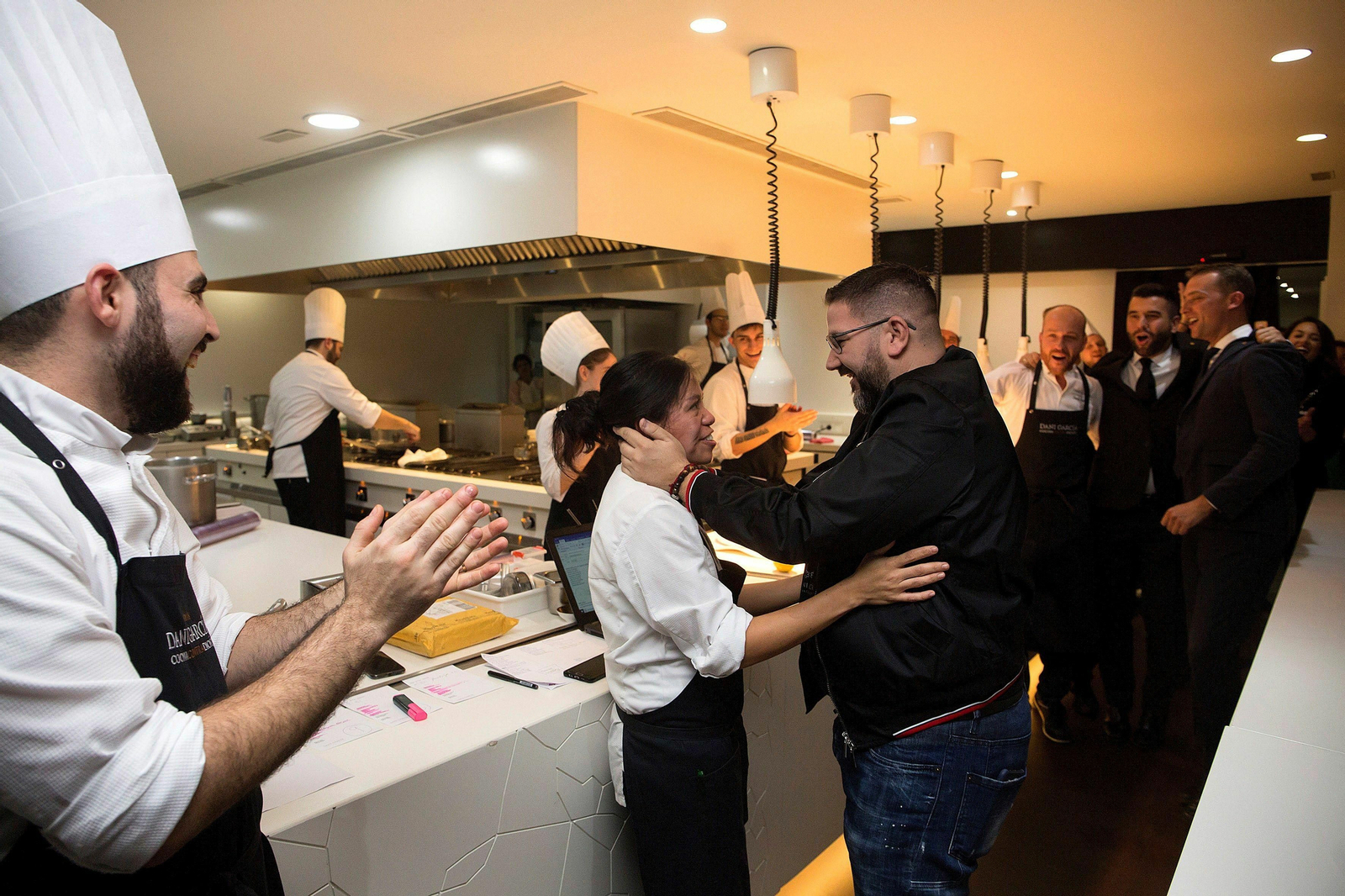 El chef malagueño felicita a su equipo tras conseguir la tercera estrella.