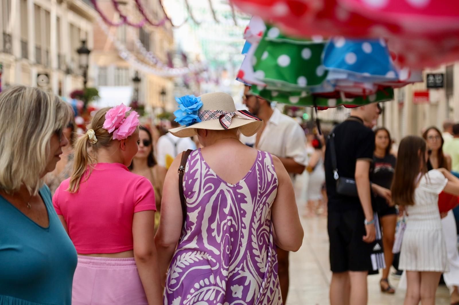 La fiesta en las calles del Centro de Málaga este domingo de Feria, en imágenes