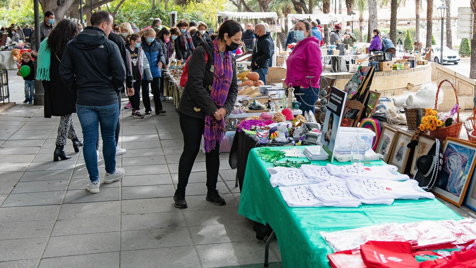 Puestos solidarios contra el cáncer y para la Fundación Poco Frecuente.