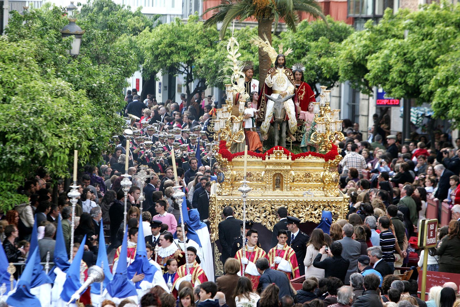 Cristo Rey procesionando en la tarde del Domingo de Ramos.