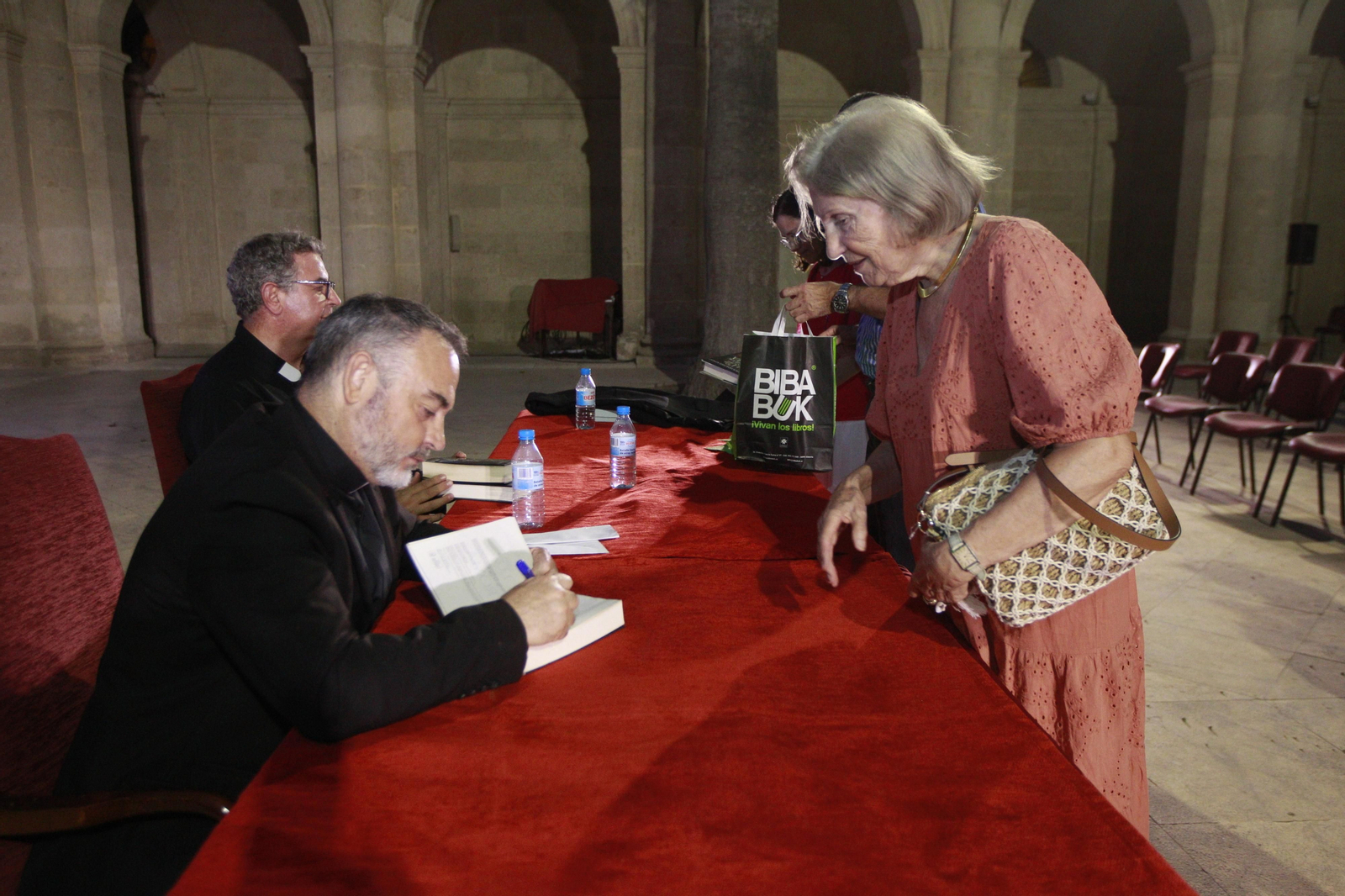 El escritor Jesús Sánchez Adalid, protagonista de Diario de los Libros, en la Catedral de Almería