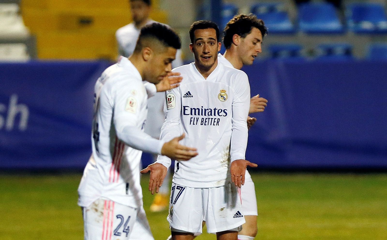 Lucas Vázquez pide explicaciones a Mariano en un lance del Alcoyano-Real Madrid.