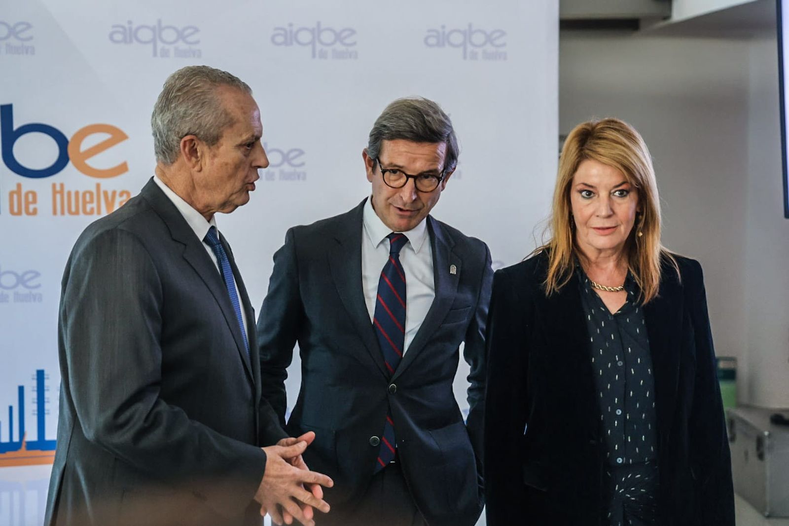 Paradela, junto a la alcaldesa de Huelva, Pilar Miranda, y al presidente de AIQBE, Juan del Olmo.